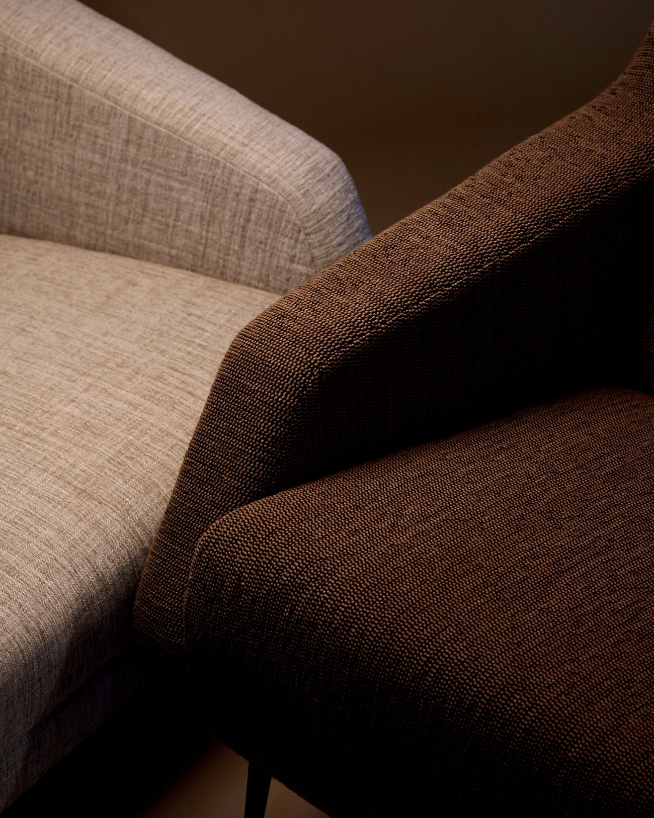 Křeslo CDC.1 čalouněné s černým podstavcem