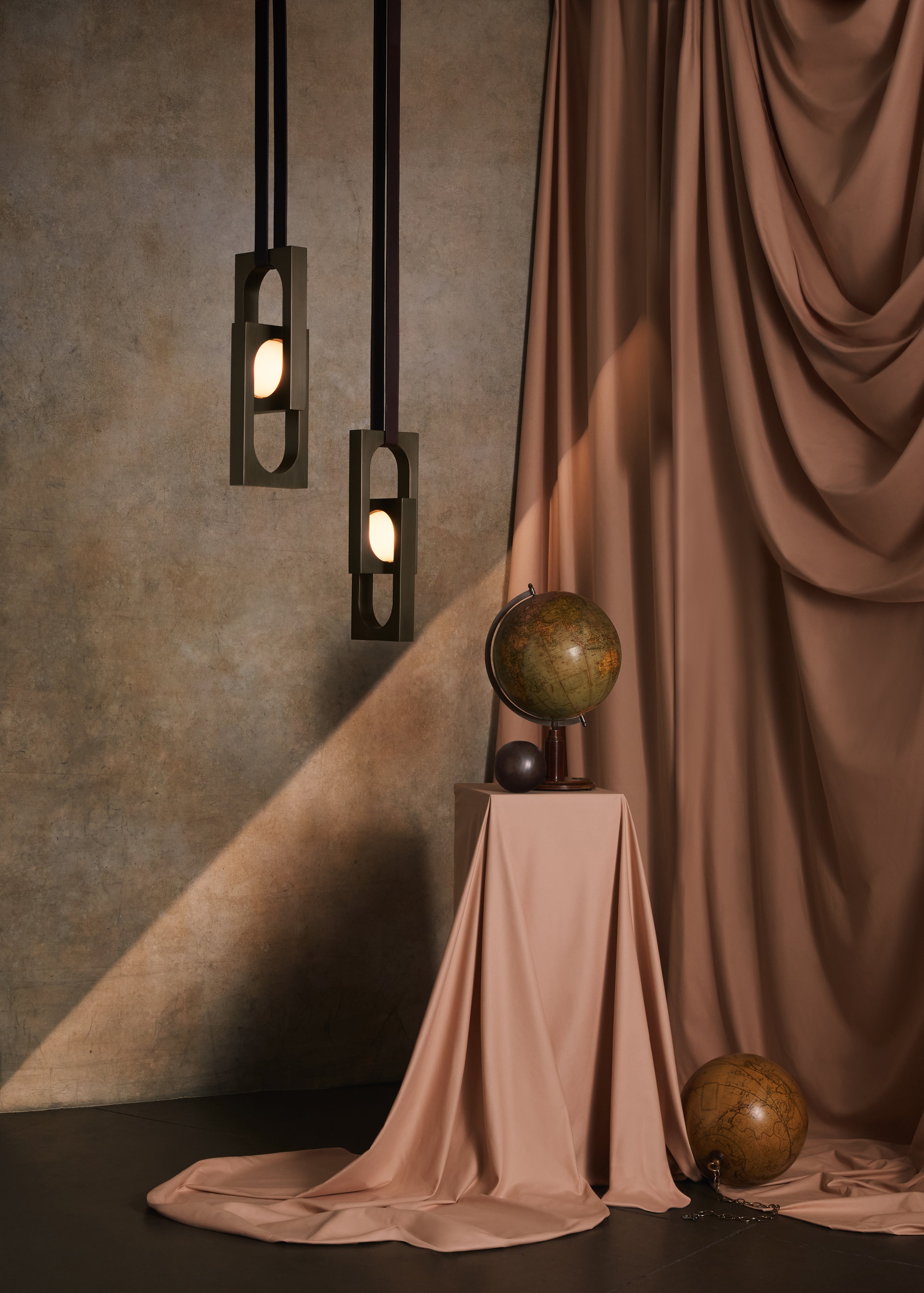 Lampa visící MYTHOS DUO s opálovým stínidlem a mosaznými detaily.