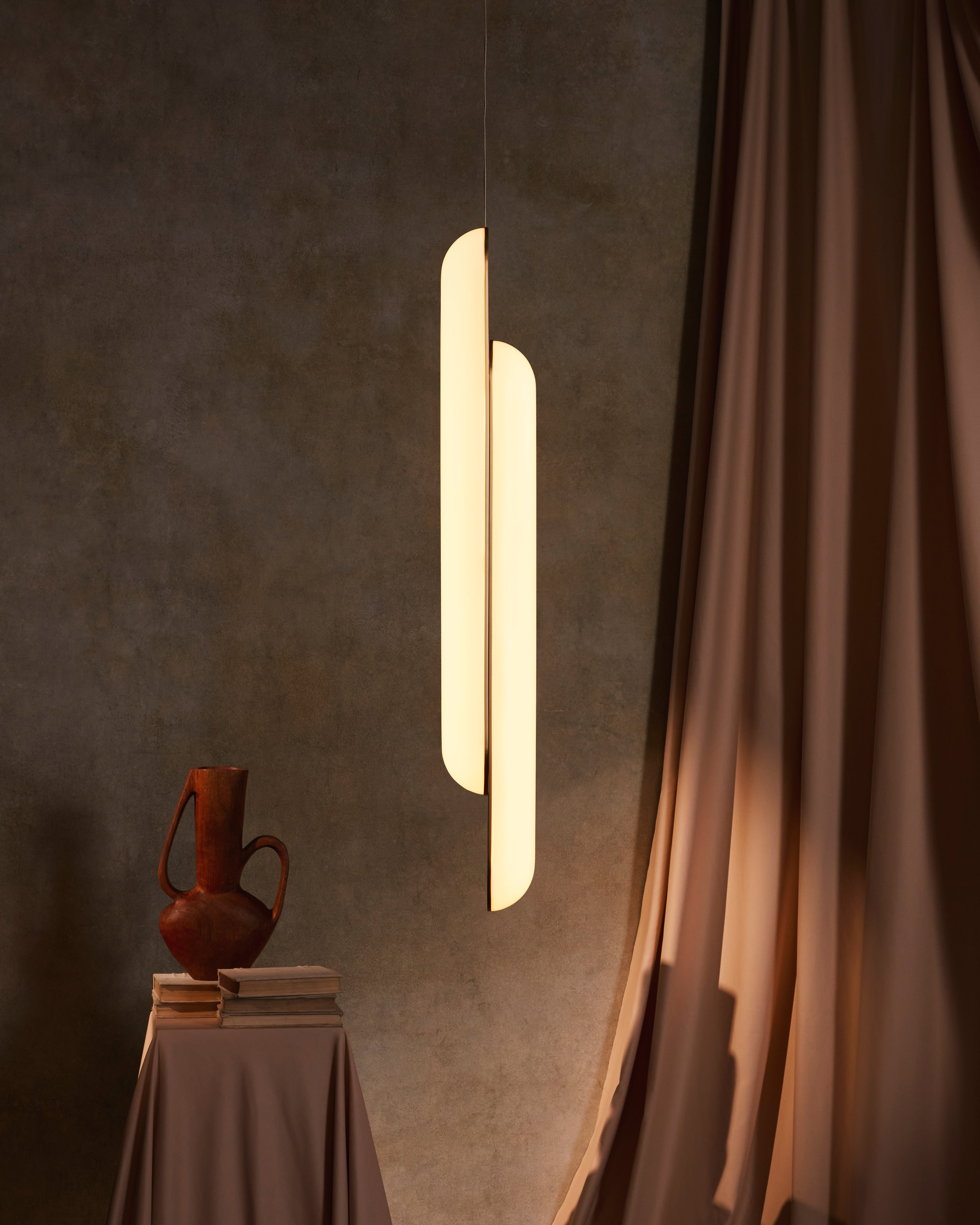 Lampa visící GEMINI s opálovým stínidlem a mosaznými detaily.