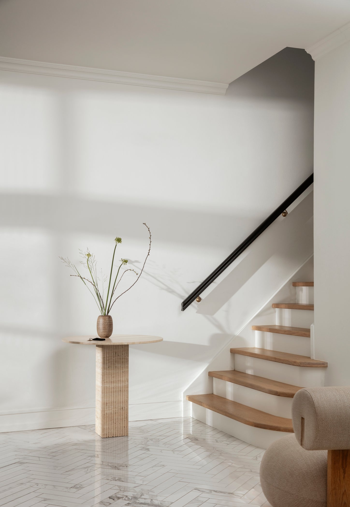 Stół okrągły SOHO szary trawertyn