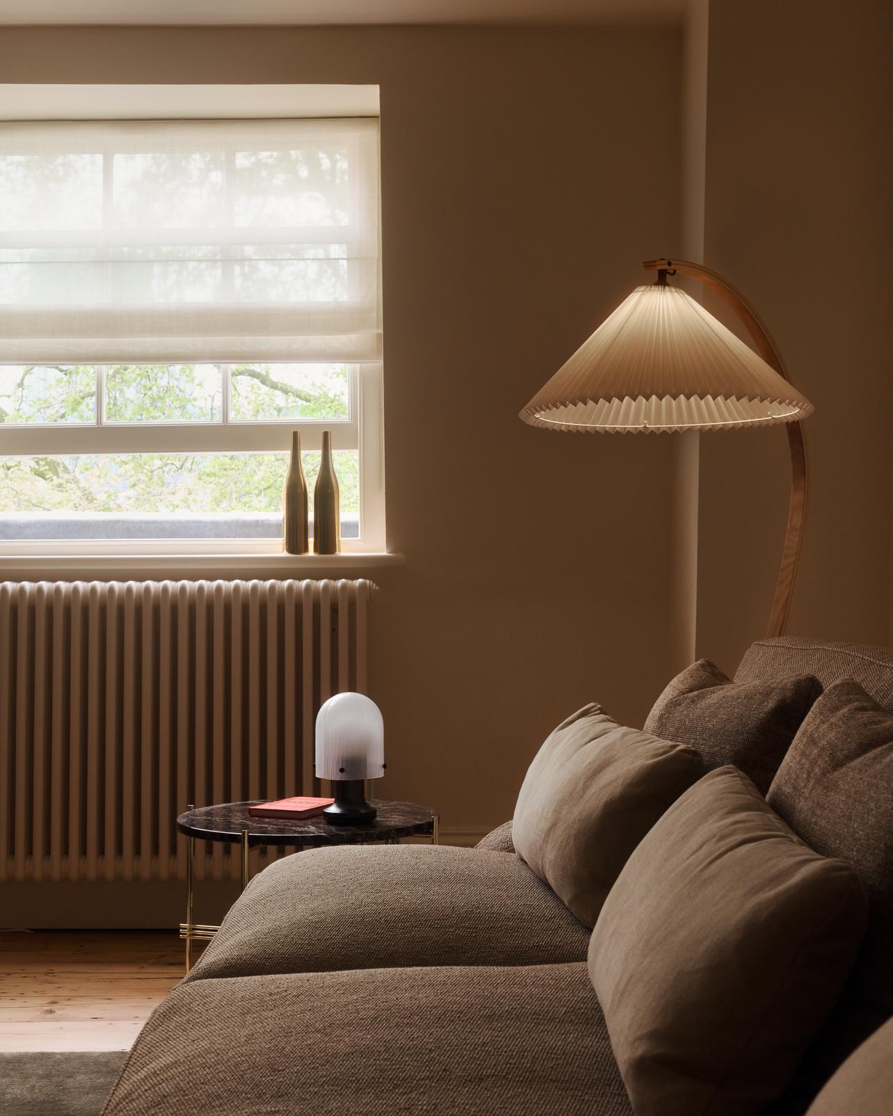 Pohovka pro 2 osoby FLANEUR čalouněná s mosazným podstavcem