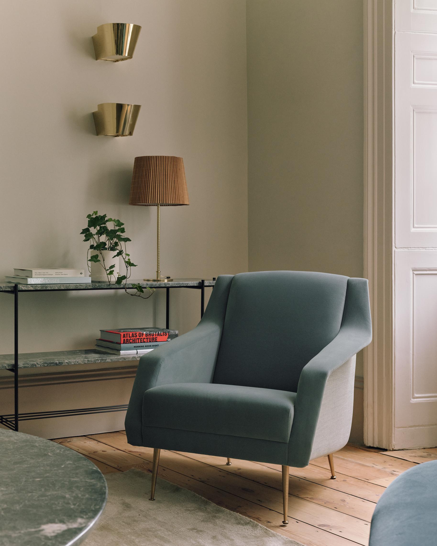 Křeslo CDC.1 čalouněné s černým podstavcem