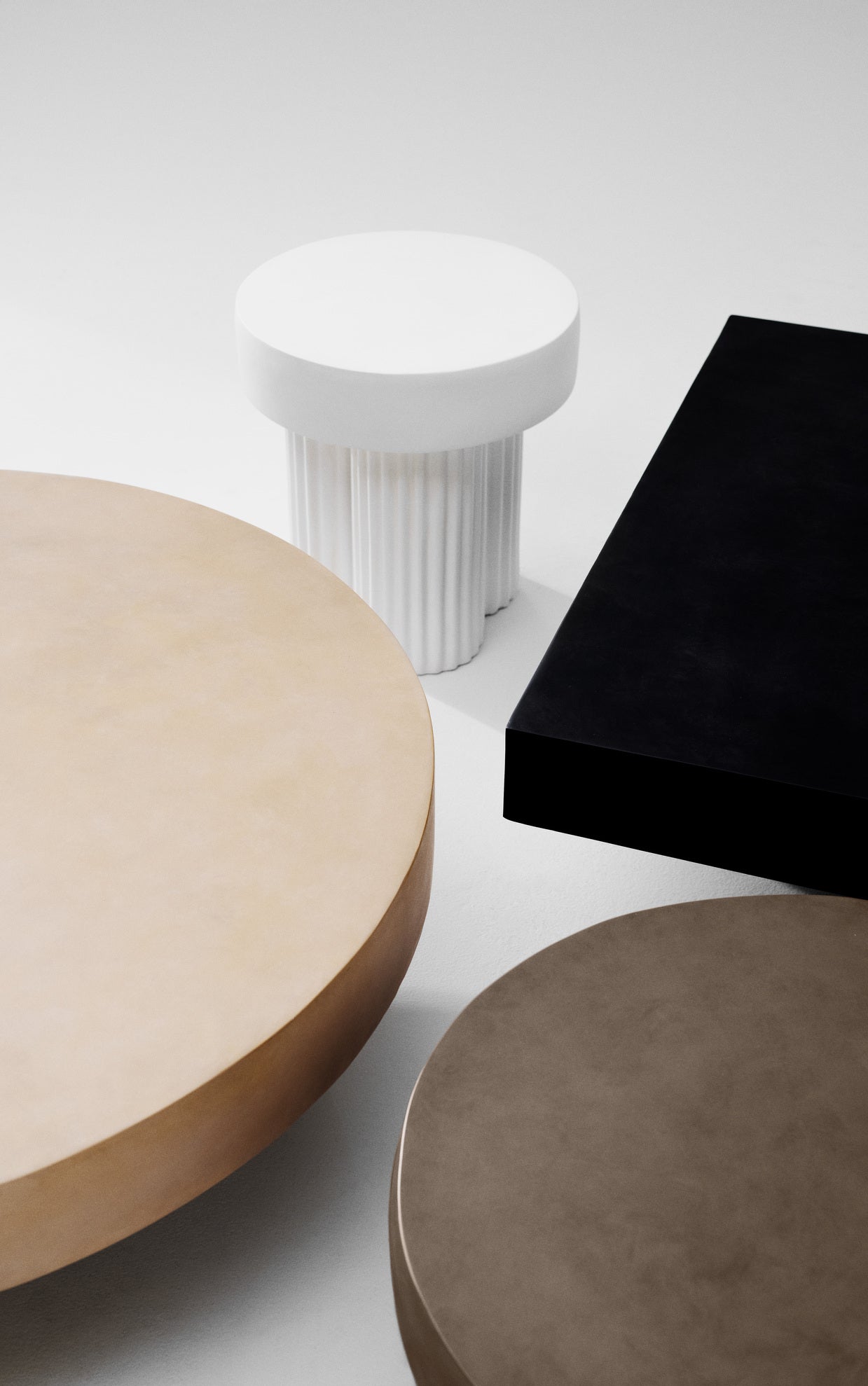 Stolik boczny okrągły GEAR beżowy beton