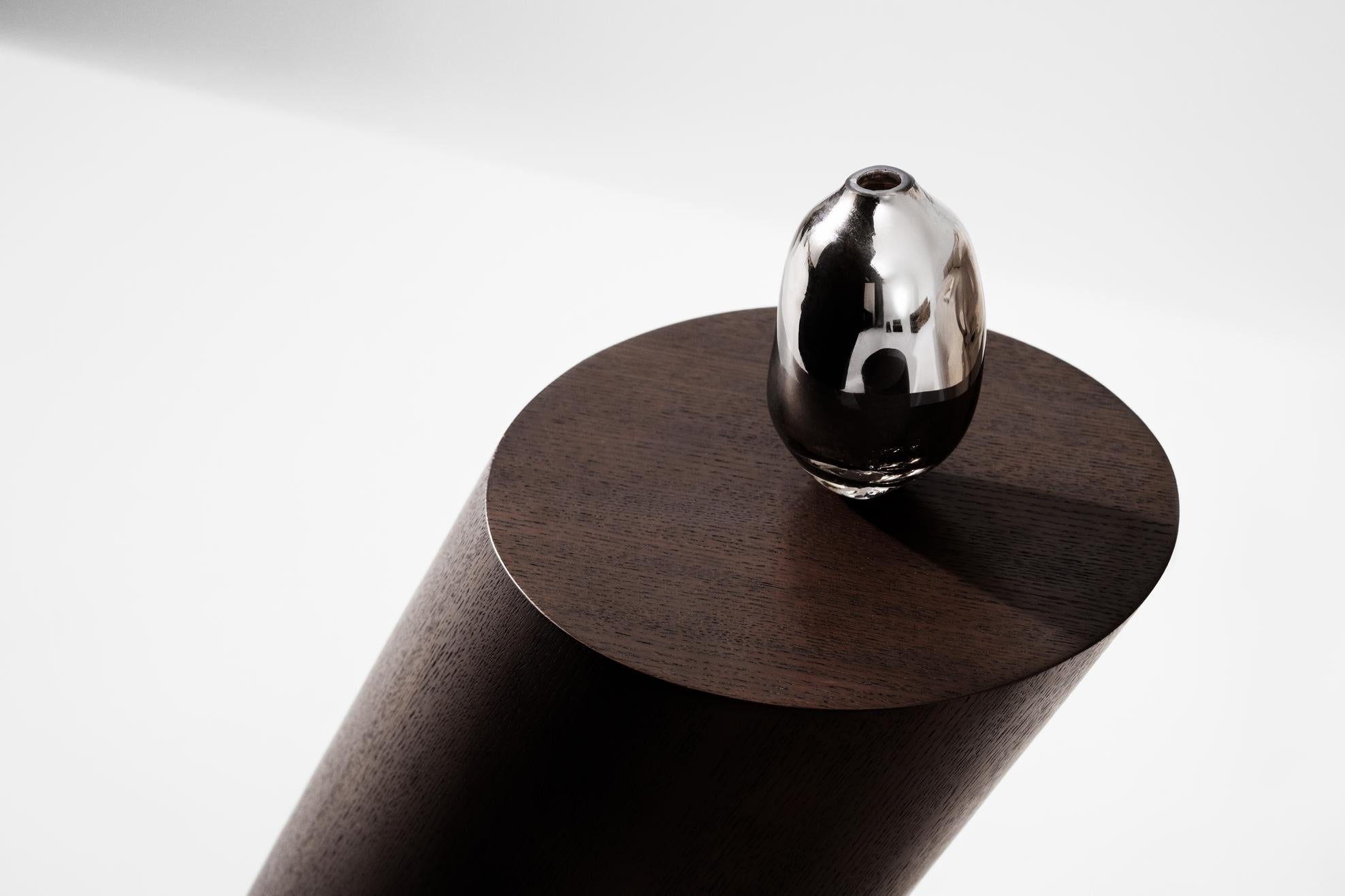 Boční stolek TILT tmavé dubové dřevo