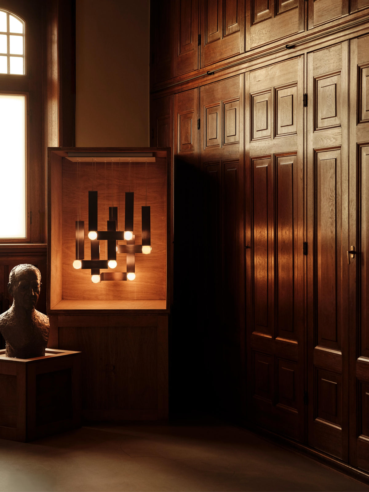 Lampa visící VESPER QUATTRO s opálovým stínidlem a hnědým povrchem.