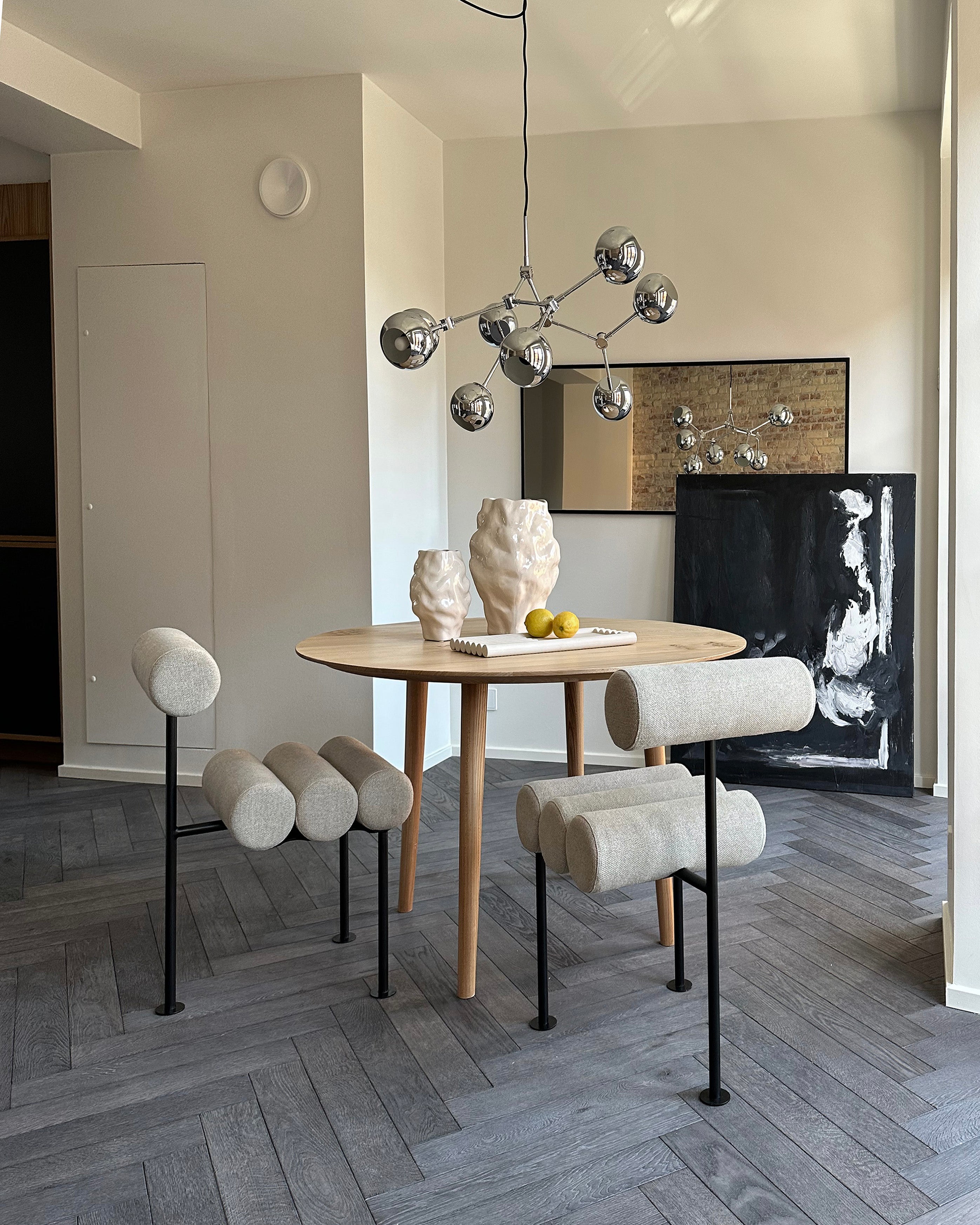 Židle HIRO béžová s černým podstavcem