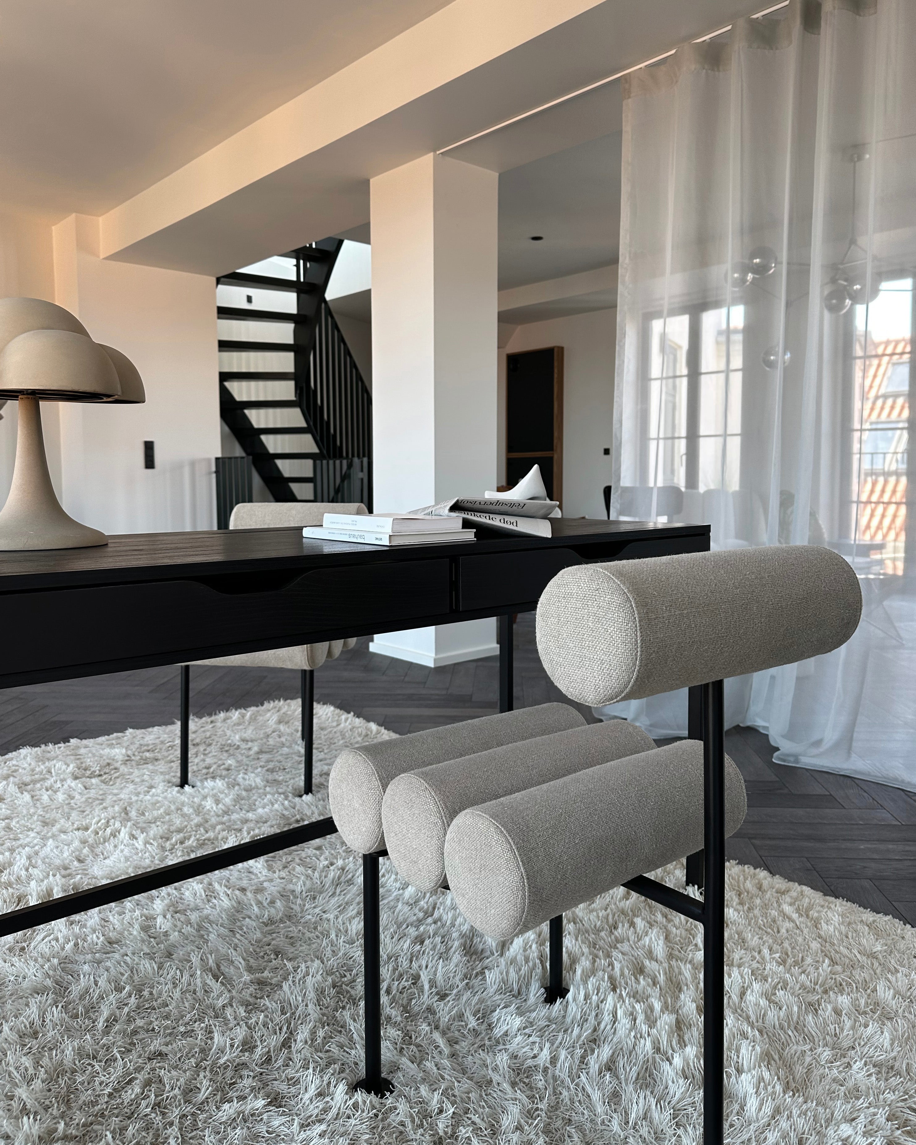 Židle HIRO béžová s černým podstavcem