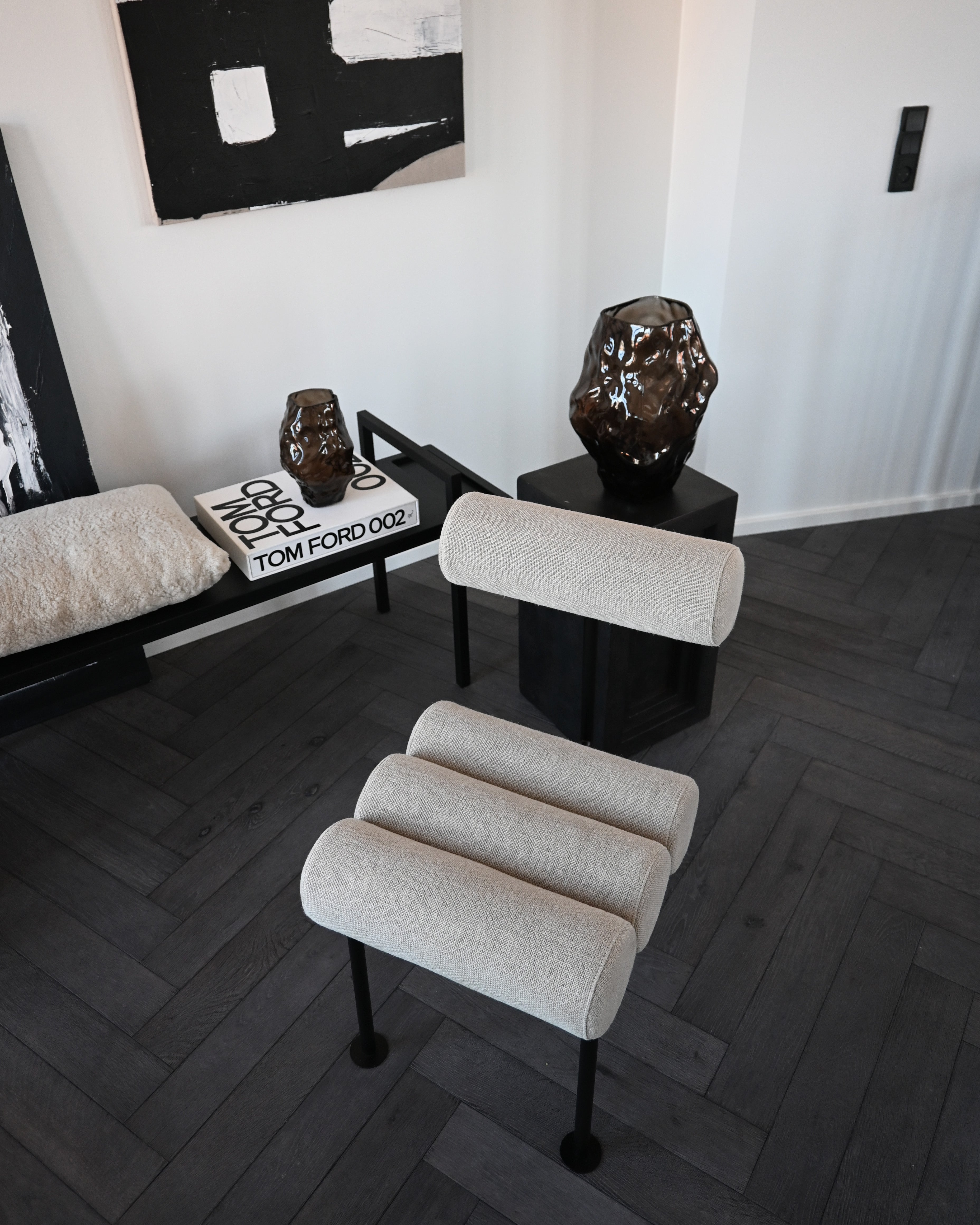 Židle HIRO béžová s černým podstavcem