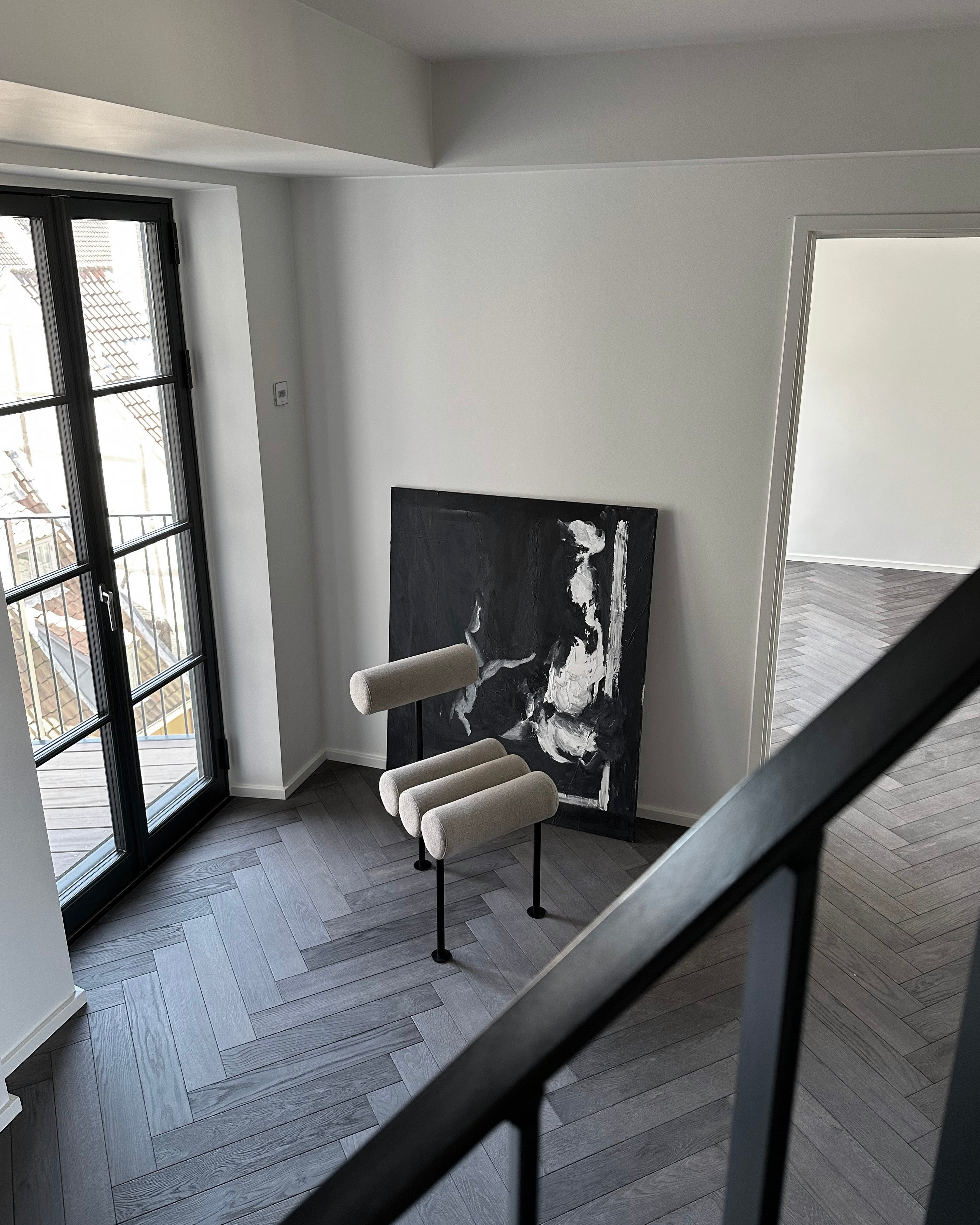 Židle HIRO béžová s černým podstavcem