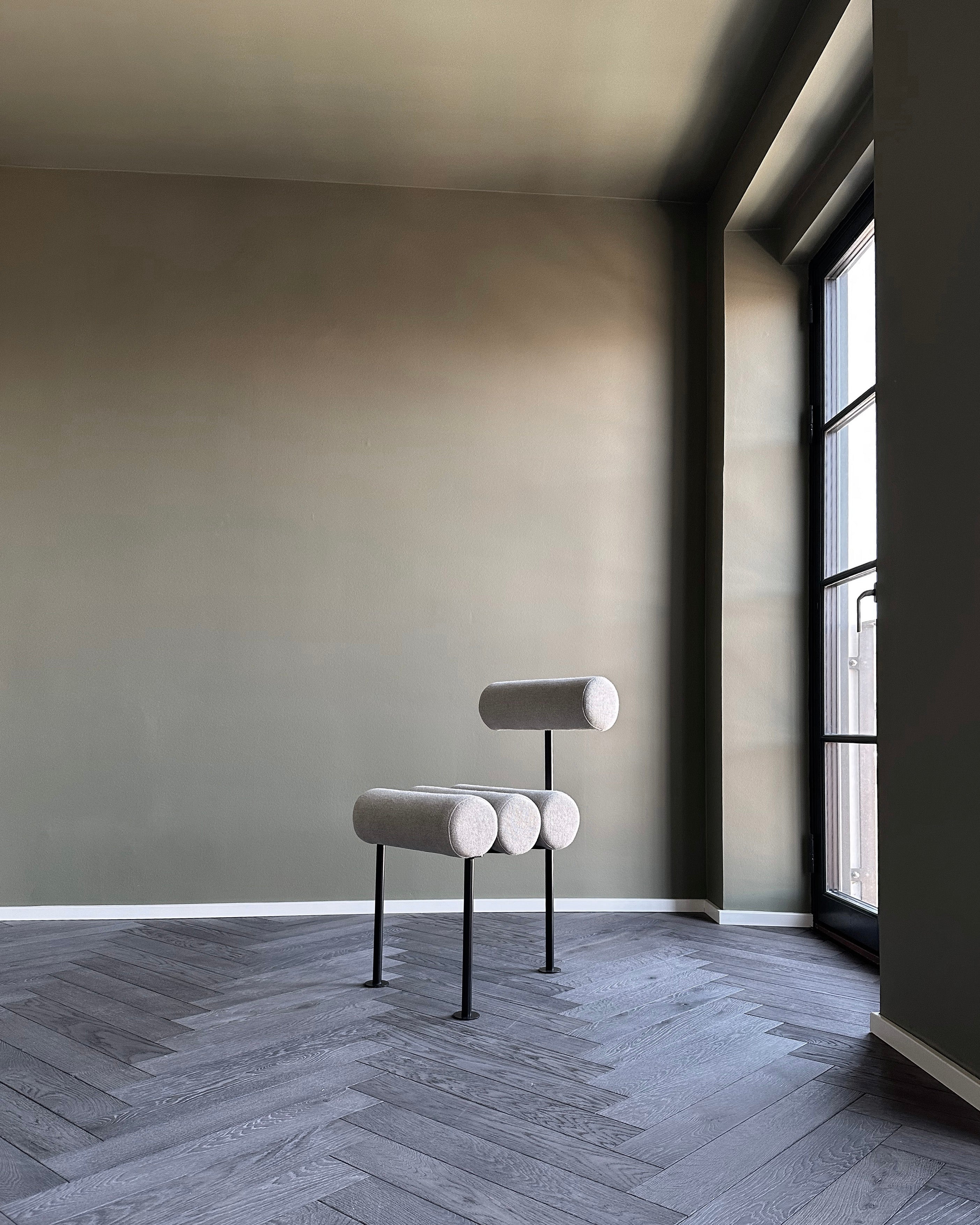 Židle HIRO béžová s černým podstavcem