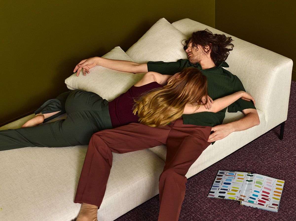 Puf HOLDEN čalouněný s černým podstavcem