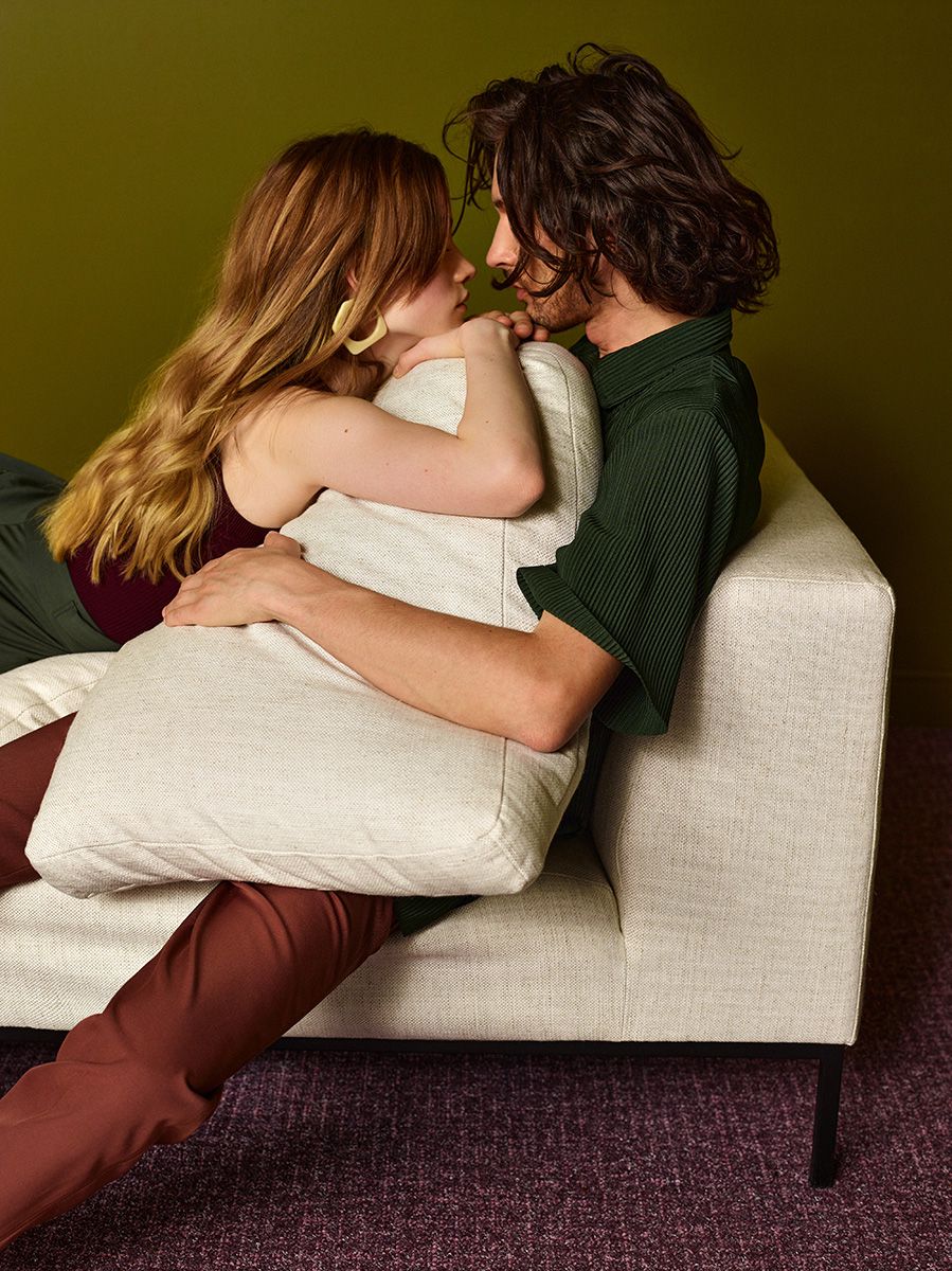 Puf HOLDEN čalouněný s černým podstavcem