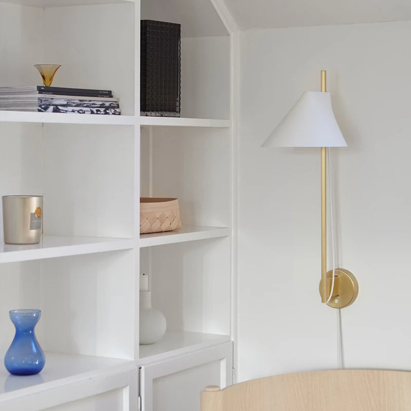 YUH wall lamp white with brass base