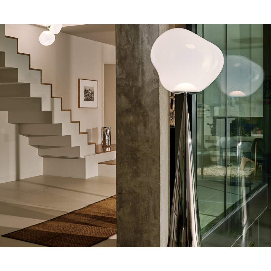 Podlahová lampa MELT opalizující s černým podstavcem