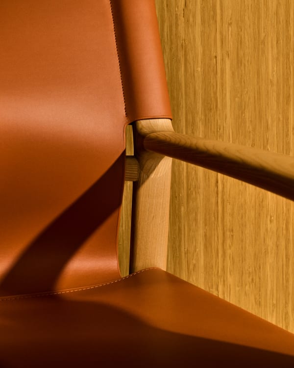 Židle JAN jasně hnědá kůže z recyklace s jasanovým dřevem