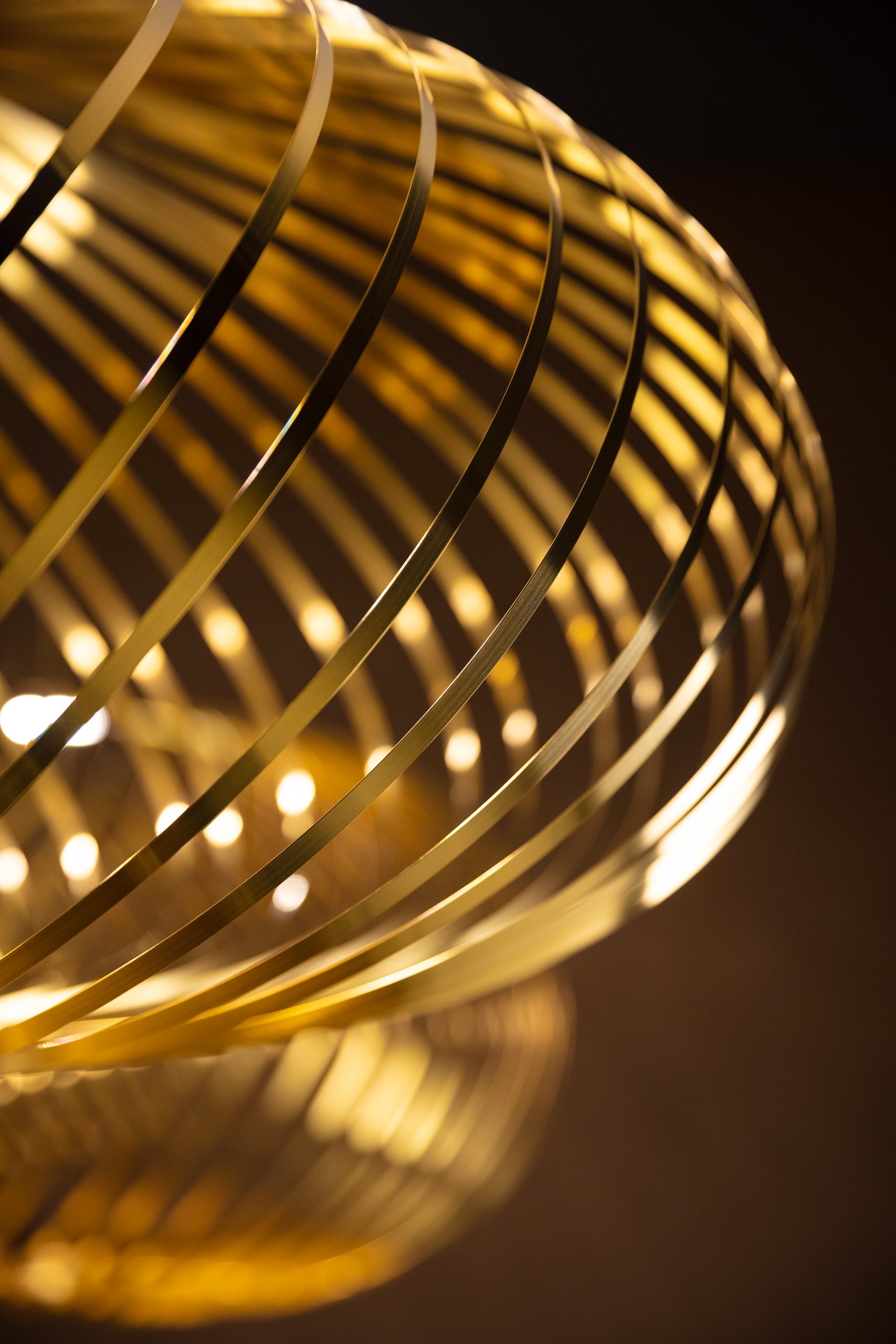 Zlatá závěsná lampa SPRING