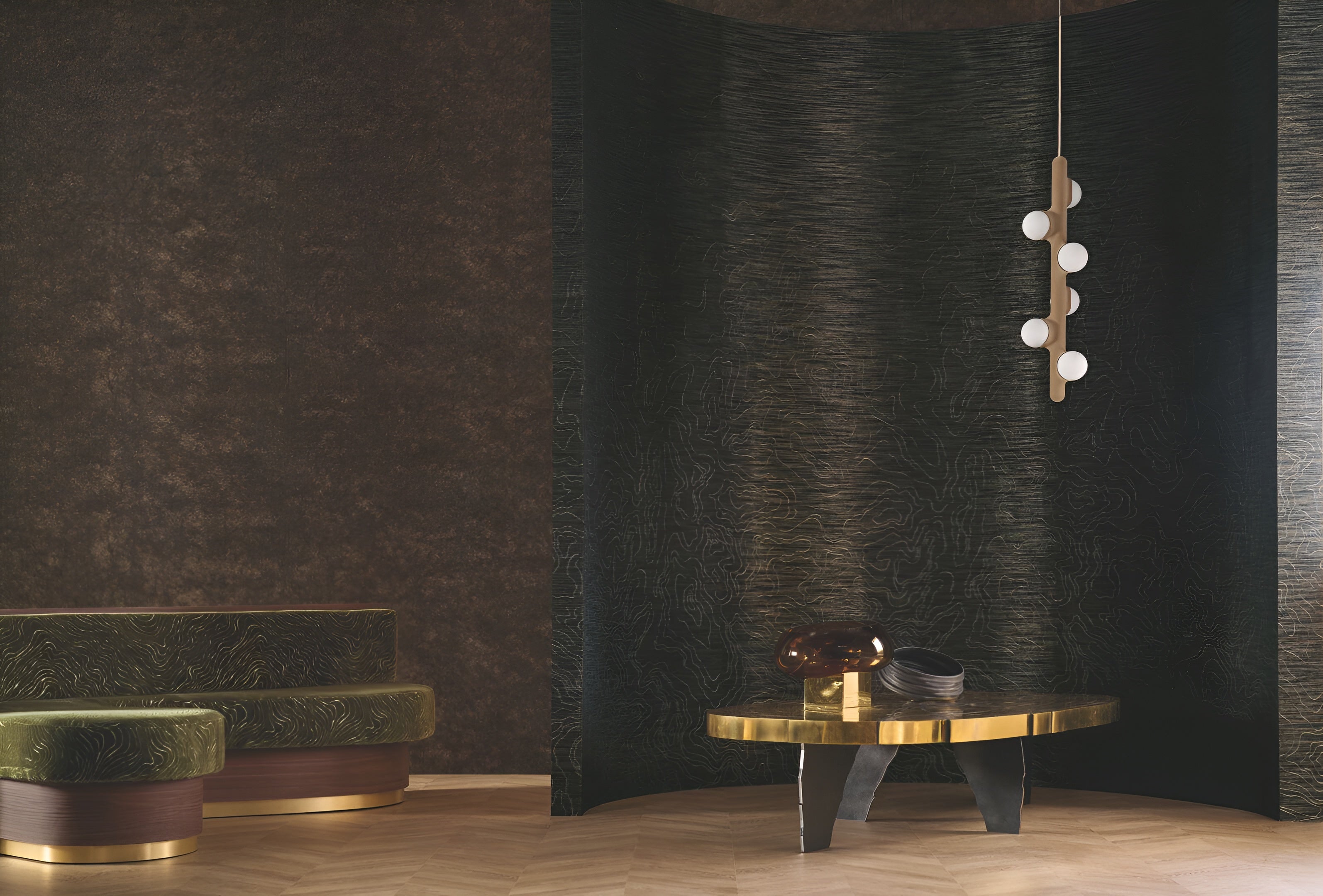 Textilní tapeta se strukturovaným metalickým povrchem a řasením OXEA - TERRE DE SIENNE DORÉ terakota se zlatým