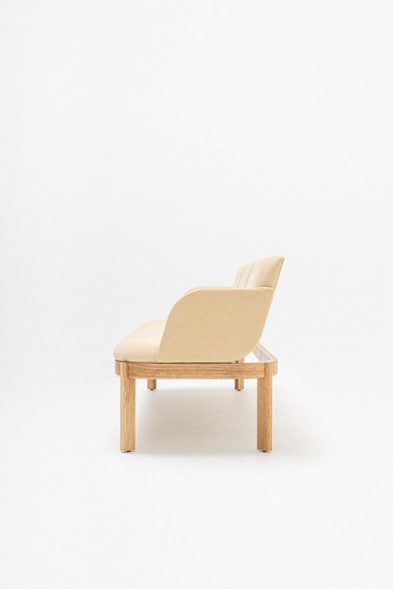 Pohovka čalouněná RAMP s dřevěnou základnou