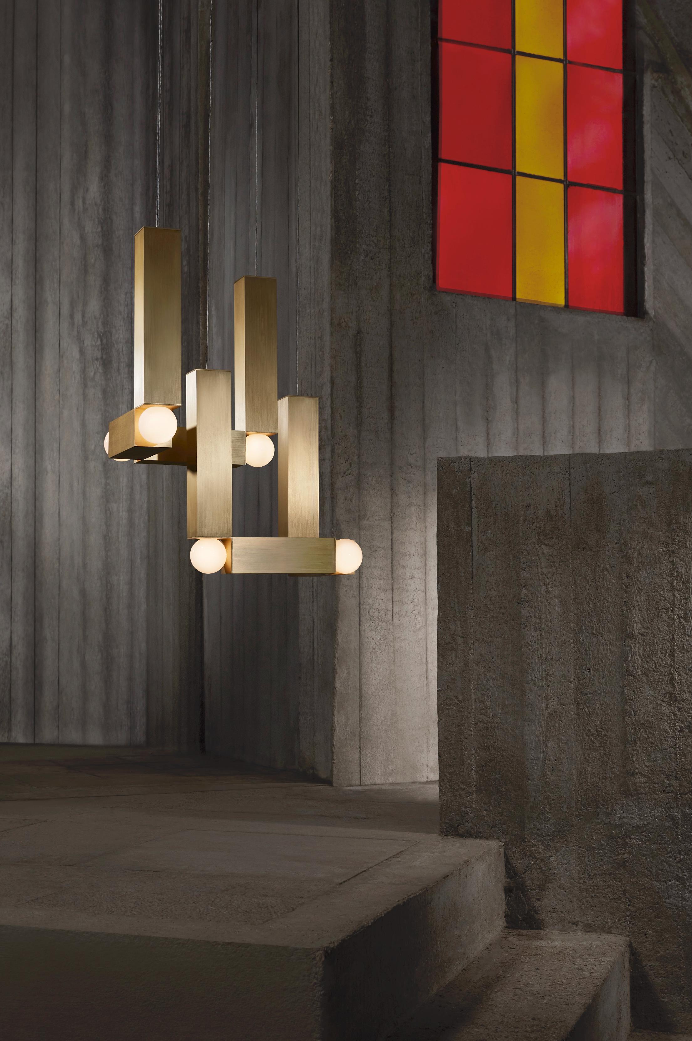 Lampa visící VESPER QUATTRO s opálovým stínidlem a stříbrným povrchem.
