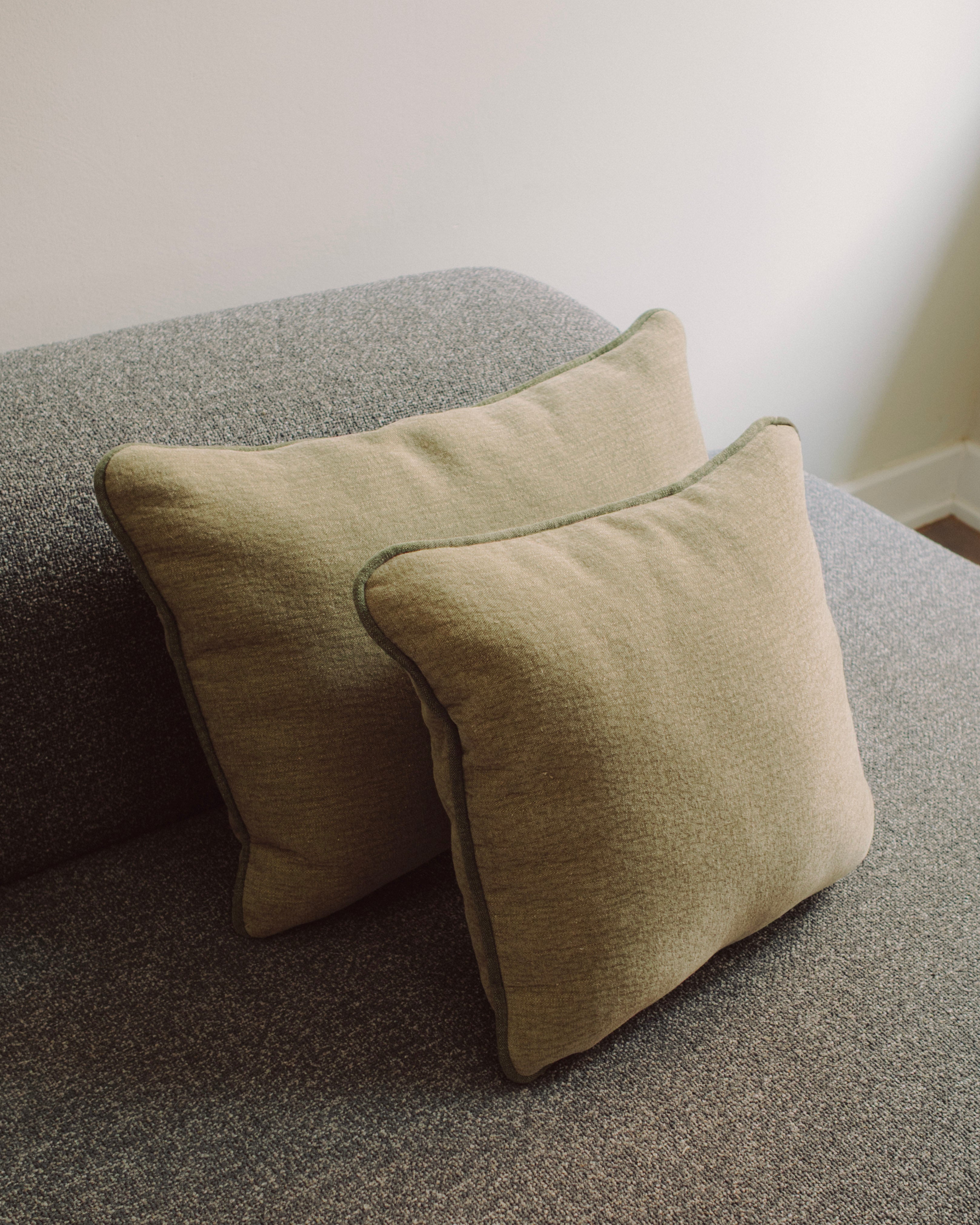 Polštář MIU olivově zelený