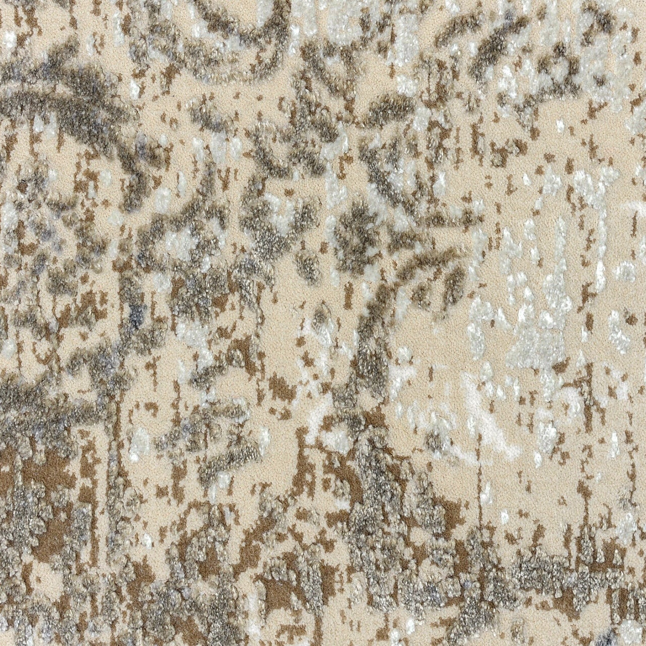 Royal rug with beige ornaments