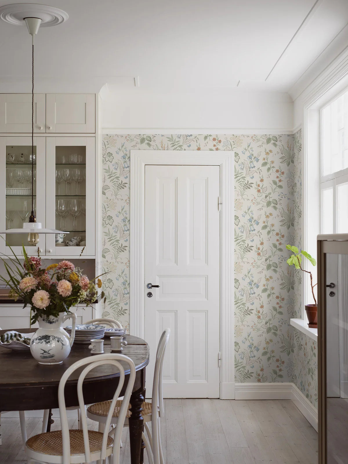 Tapeta s rostlinným motivem FOLKLORE krémová se zelenou