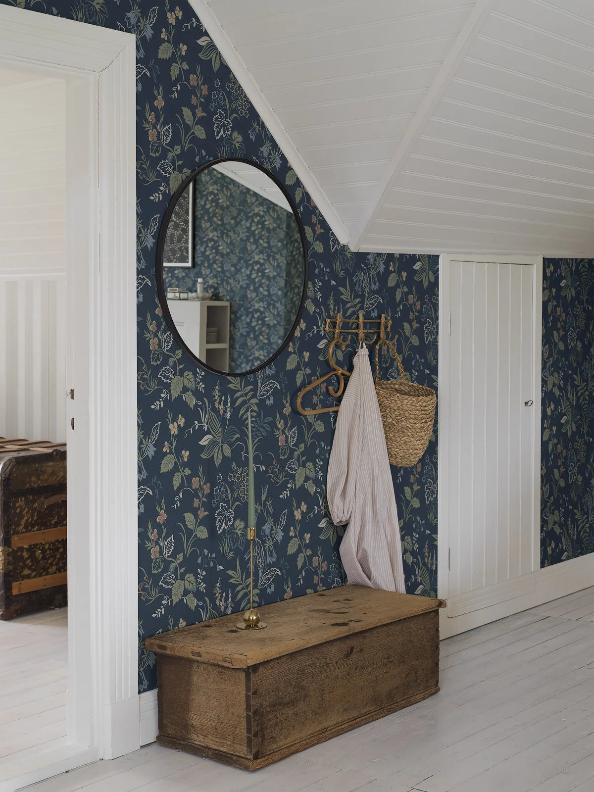 Tapeta s rostlinným motivem FOLKLORE granátová s zelenou