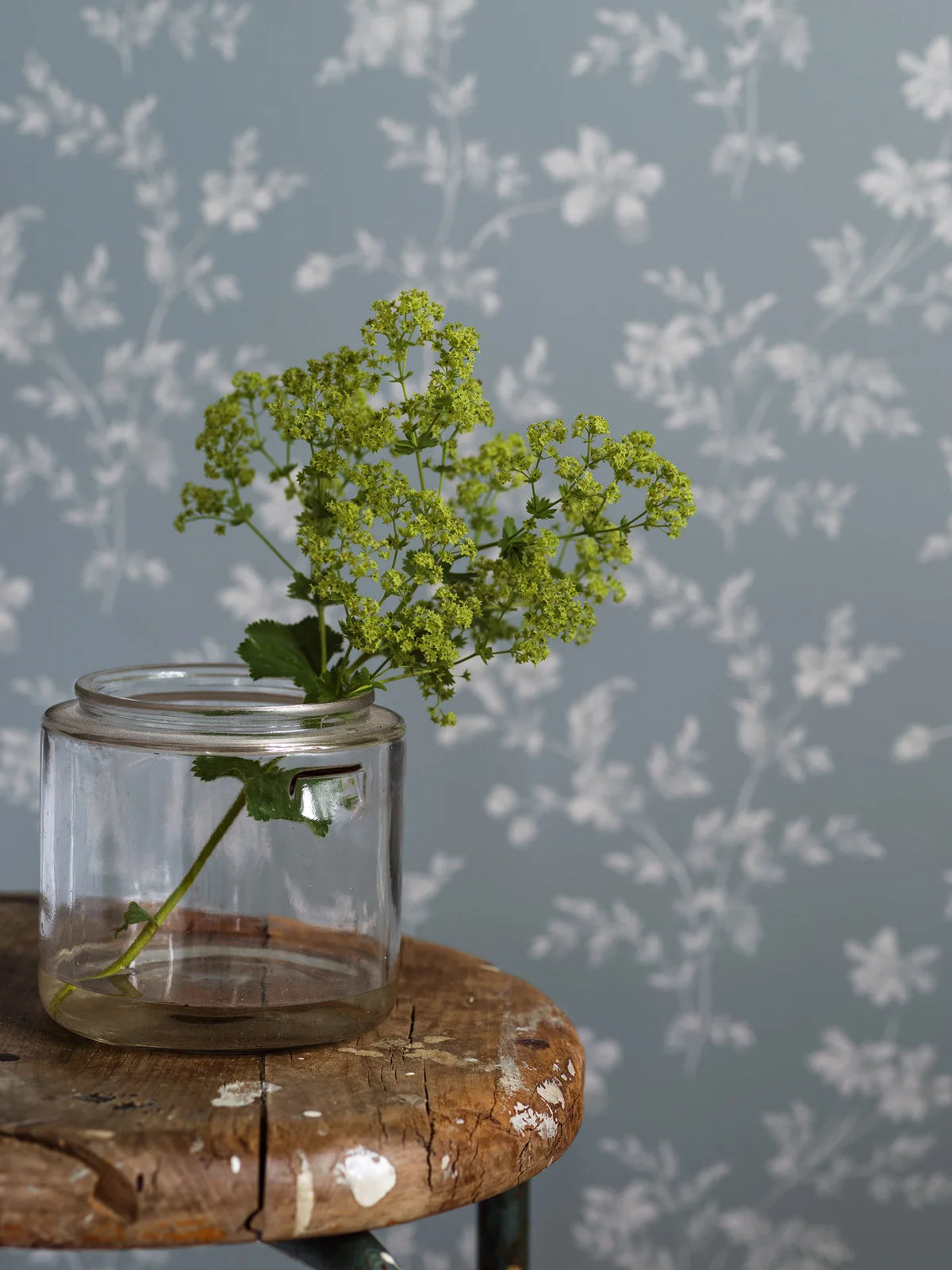Tapeta s rostlinným motivem ÄNGSBLOMMA modrá s bílou
