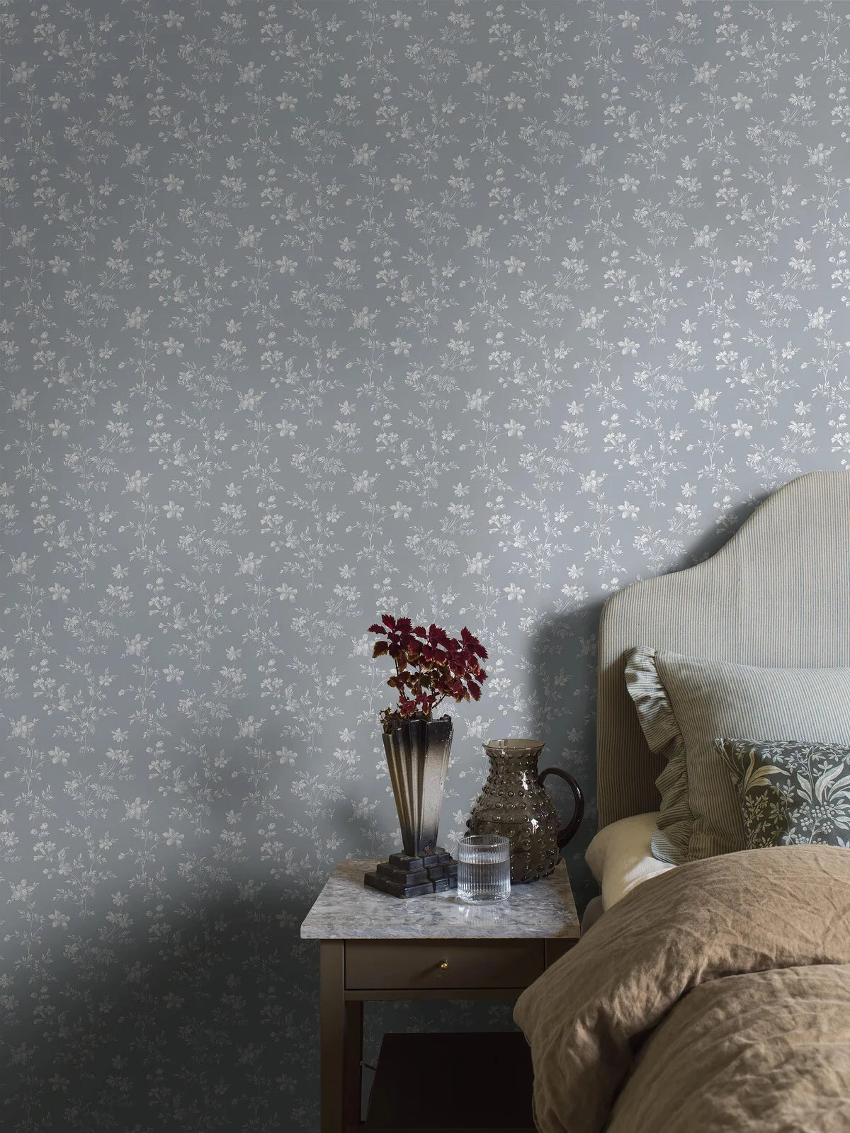 Tapeta s rostlinným motivem ÄNGSBLOMMA modrá s bílou