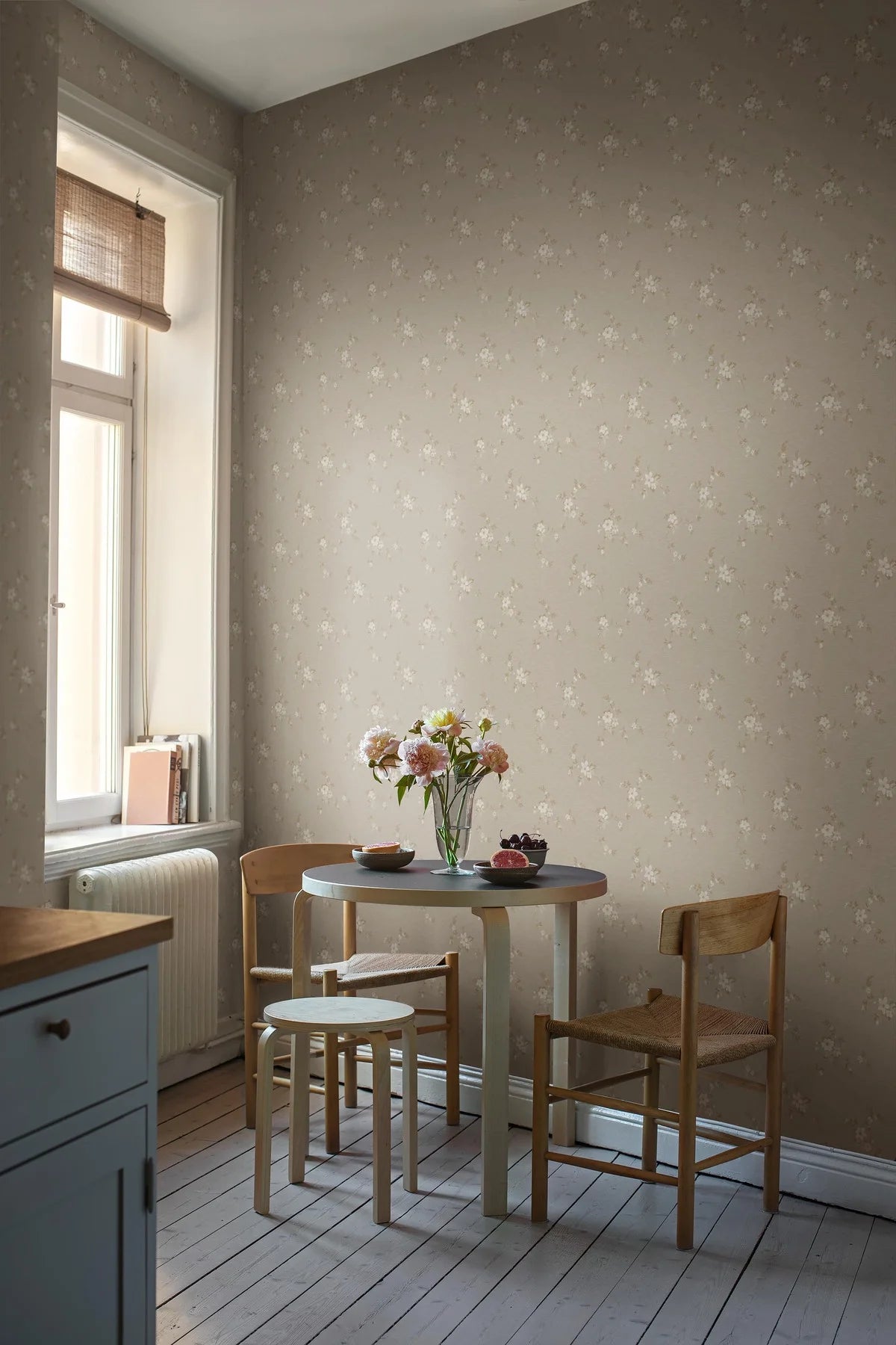 SAGA Beige Floral Pattern Wallpaper with Gold