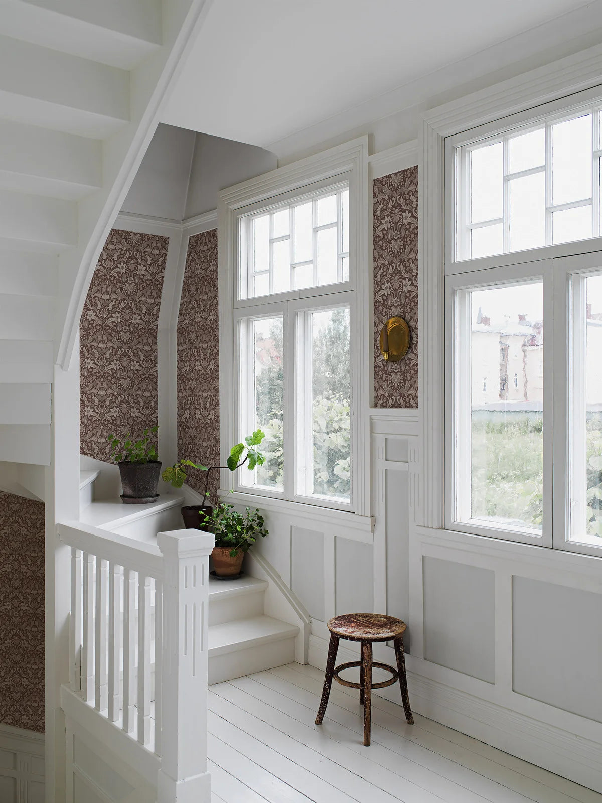 Tapeta s rostlinným motivem BLOMSTERFRÖJD burgundová s béžovou