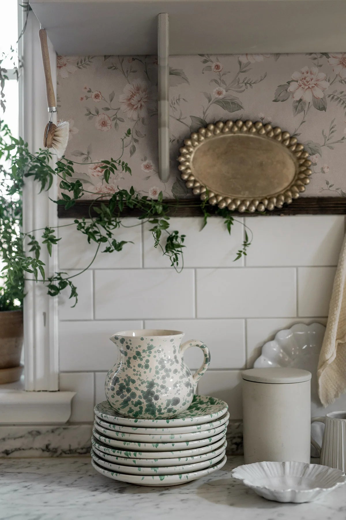 Non-woven paper wallpaper with a floral pattern LAURA’S COTTAGE beige with powder pink