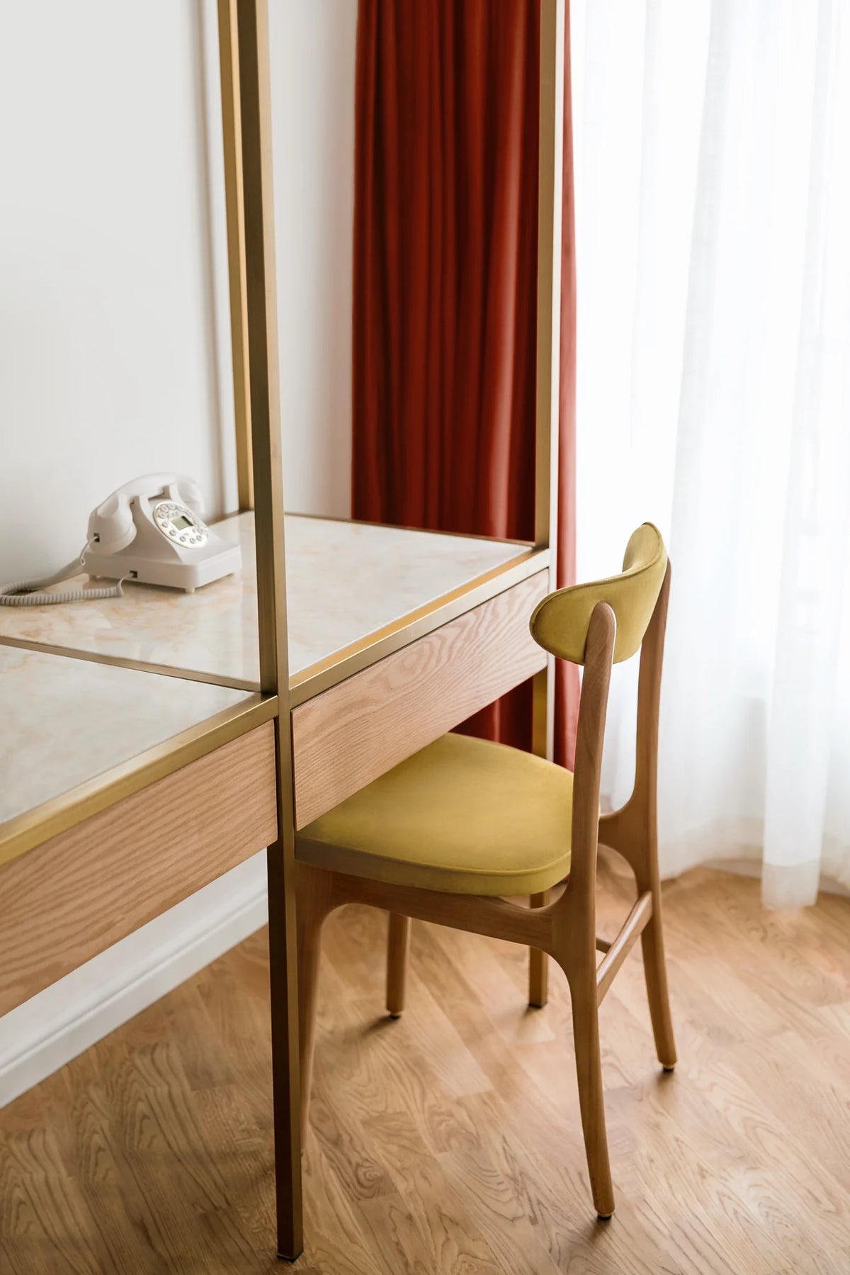 Židle 200-190 žlutá v tkanině Shine Velvet Hořčice