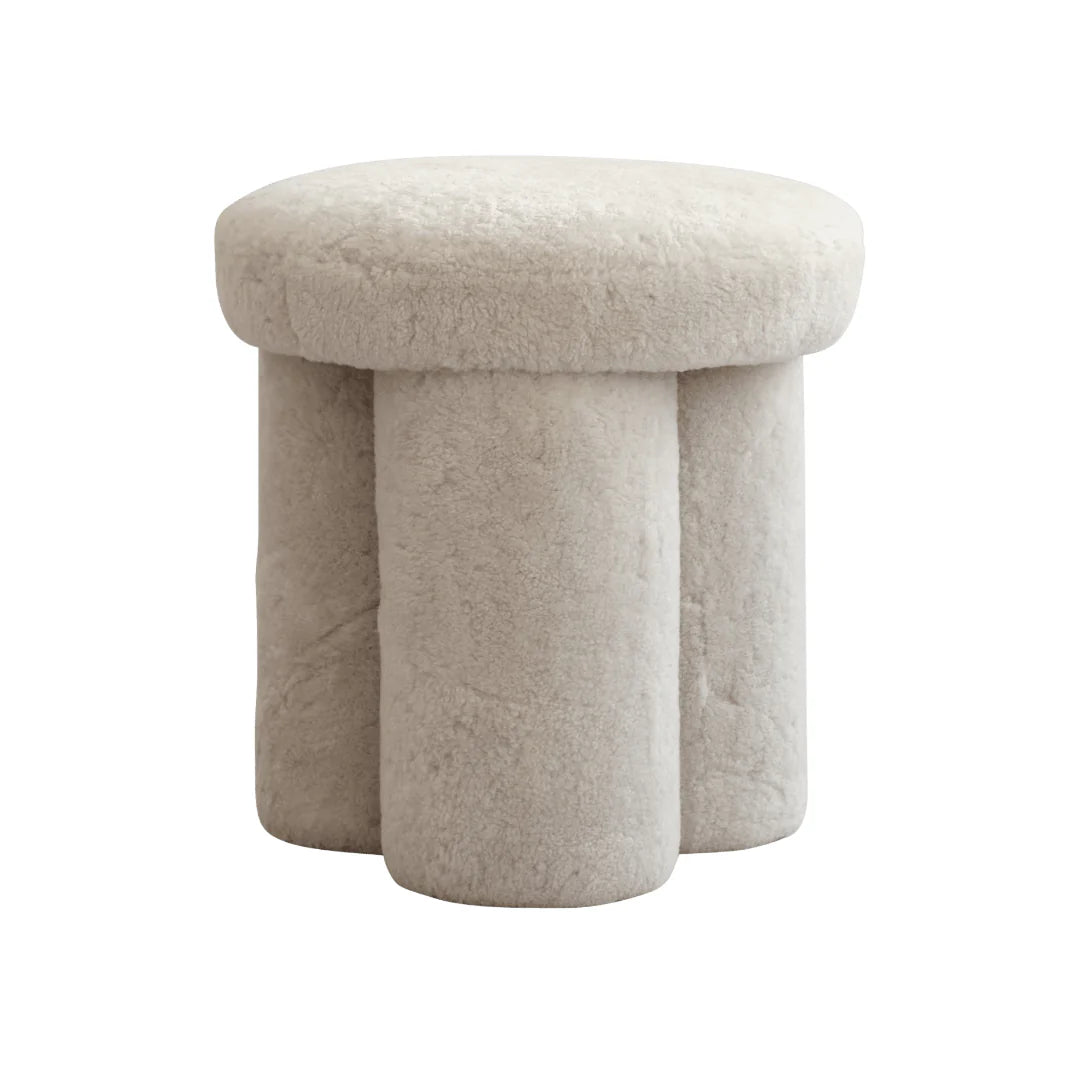 Stołek w tkaninie Sheepskin BIG FOOT piaskowy – 101 Copenhagen