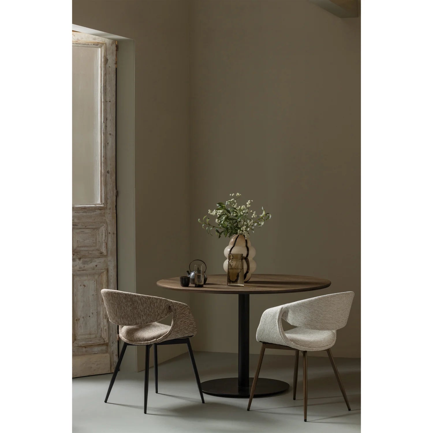 Krzesło z podłokietnikami YOSSI beżowy z czarną metalową podstawą