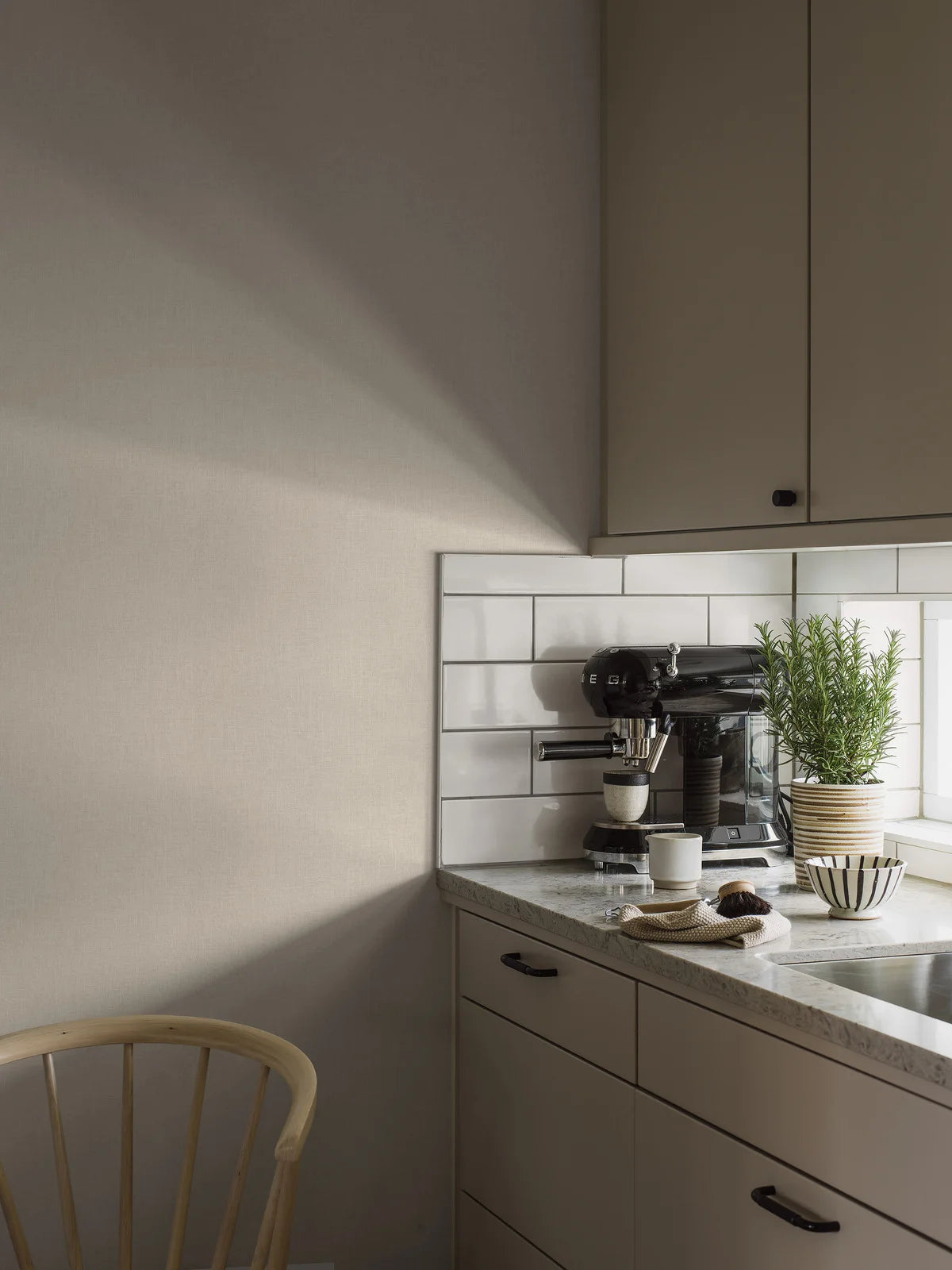 Tapeta z flizelínu papírová textilní VEGA tmavě béžová