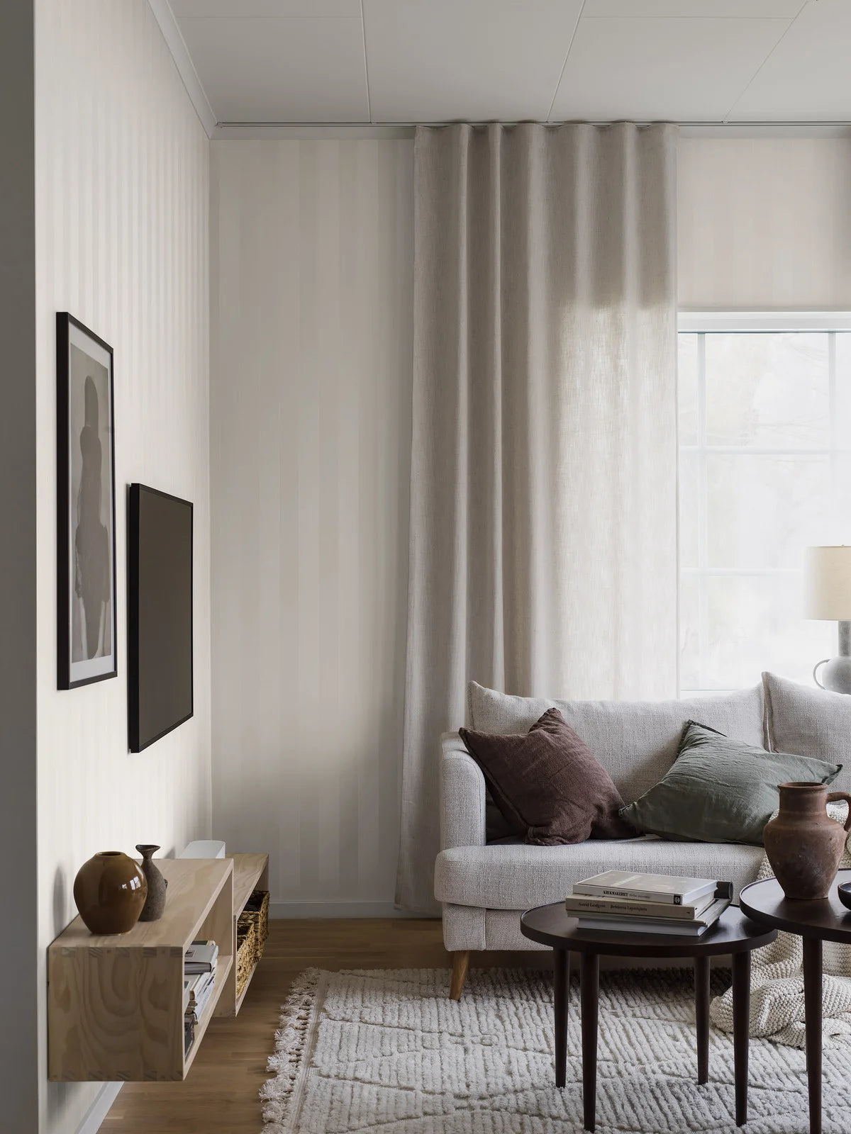 Papírová flizelinová tapeta pruhovaná KARL bílá s pudrově růžovou