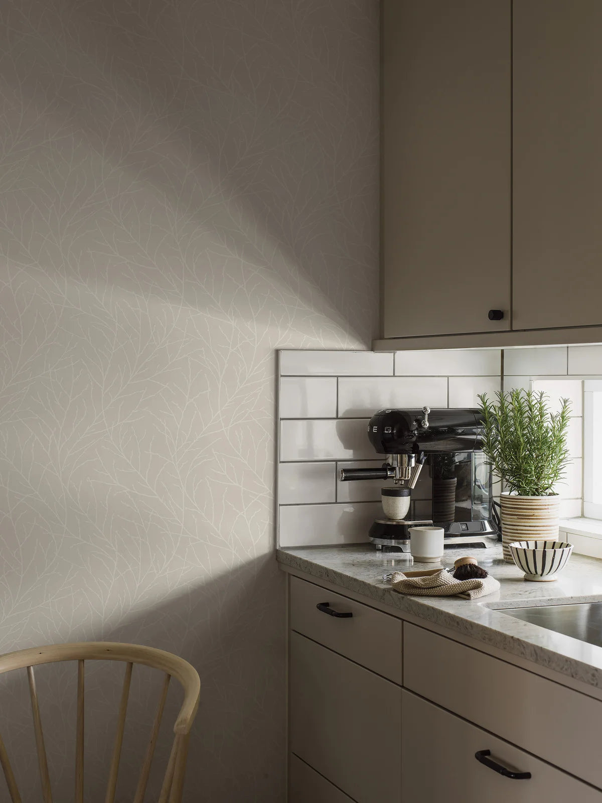 Papírová flizelinová tapeta s rostlinným vzorem IVAR béžová