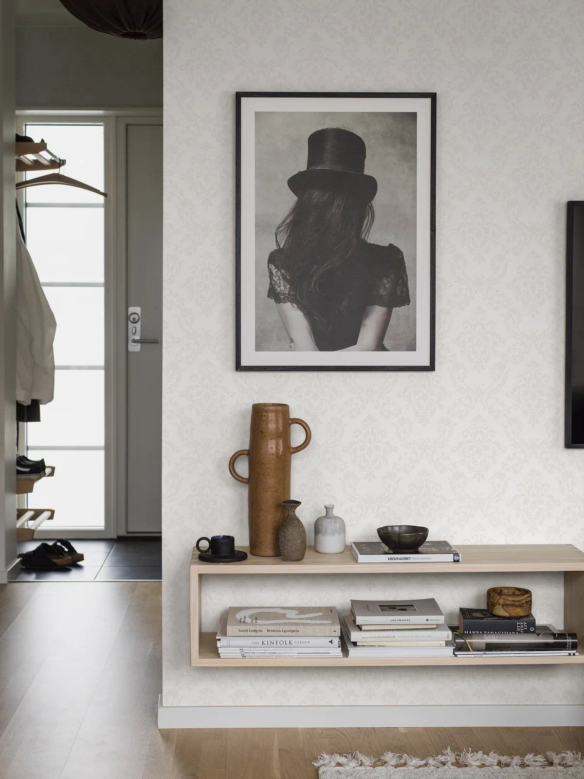 Papírová flizelinová tapeta s medailony OTTILIA bílá se stříbrnou