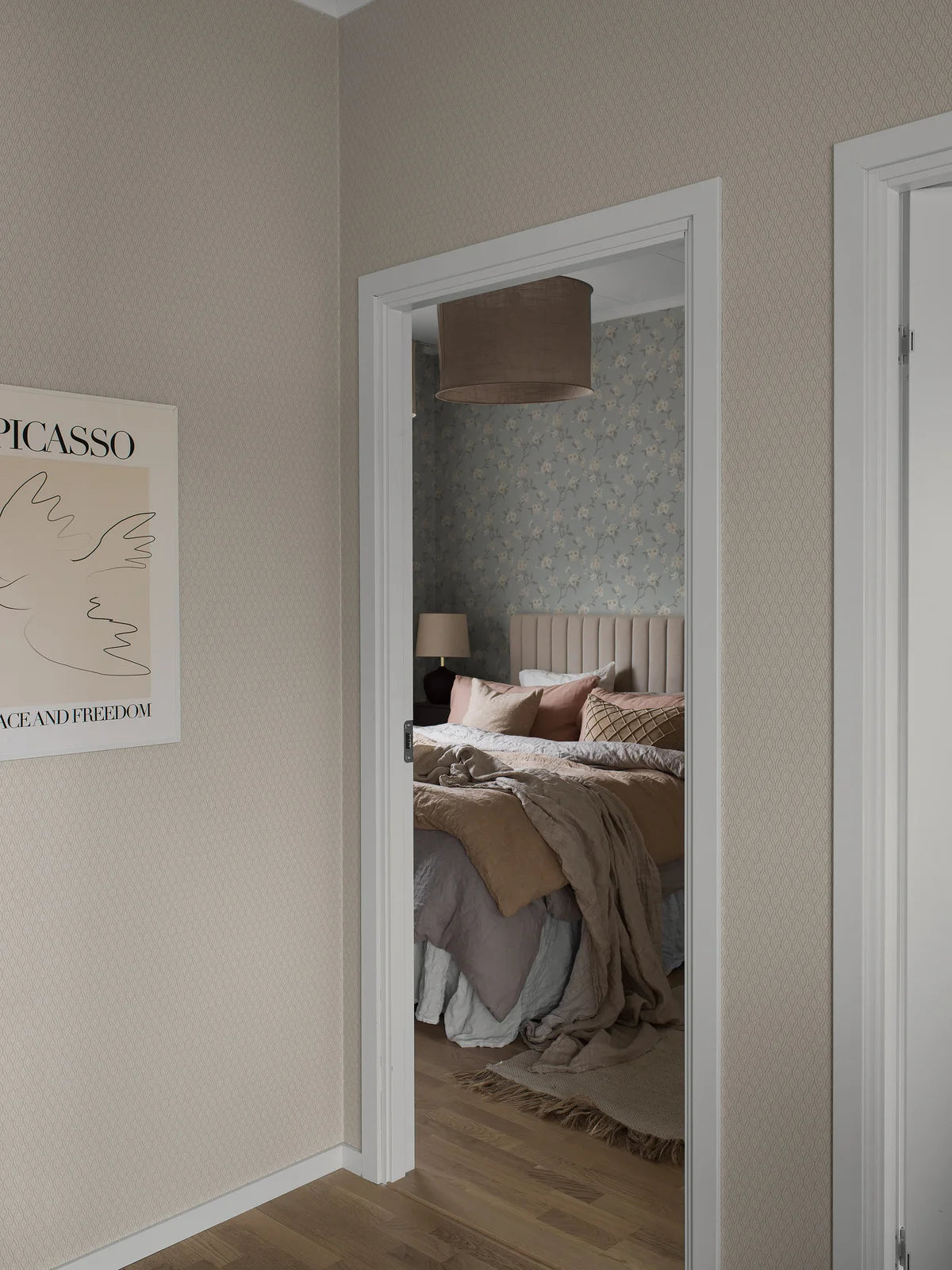 Tapeta z flizeliny s rostlinným vzorem MOA světle hnědá