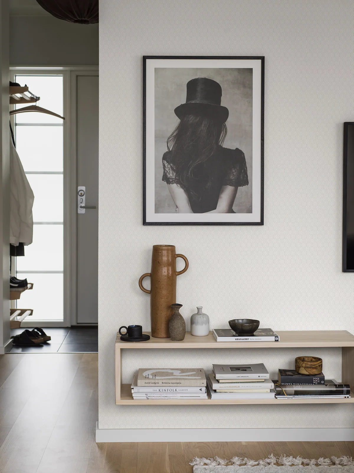 Papírová flizelinová tapeta s rostlinným vzorem MOA teplá bílá