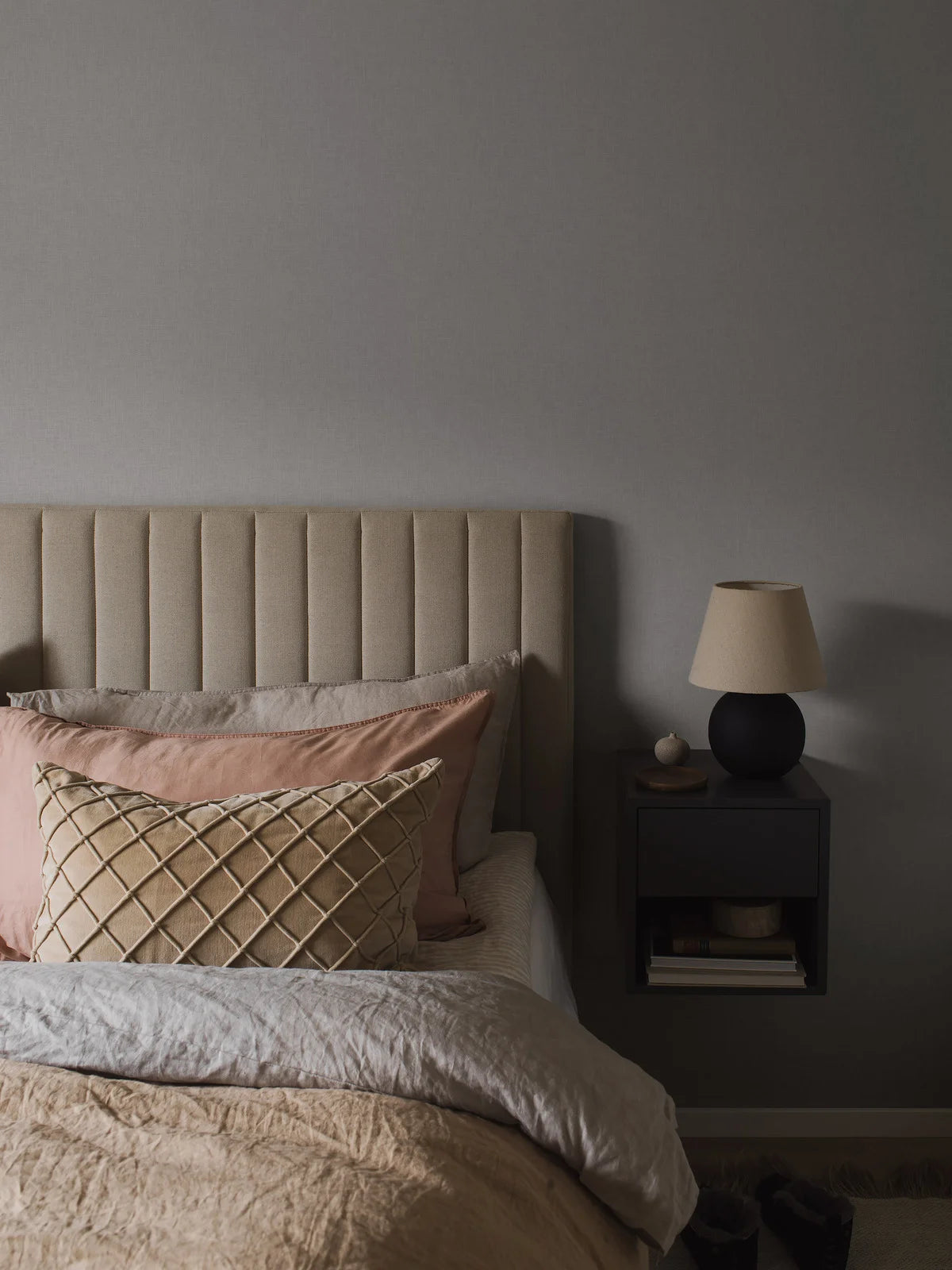 Tapeta z papíru na flizelínu strukturovaná VEGA tmavě šedá