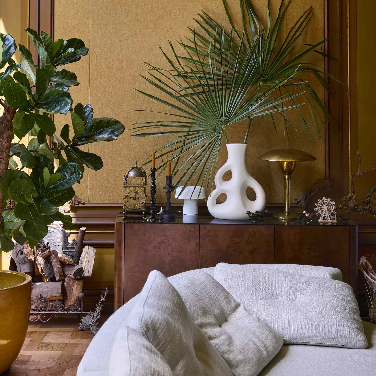 Jednoduchý svícen BEADS černý se stříbrnými prvky