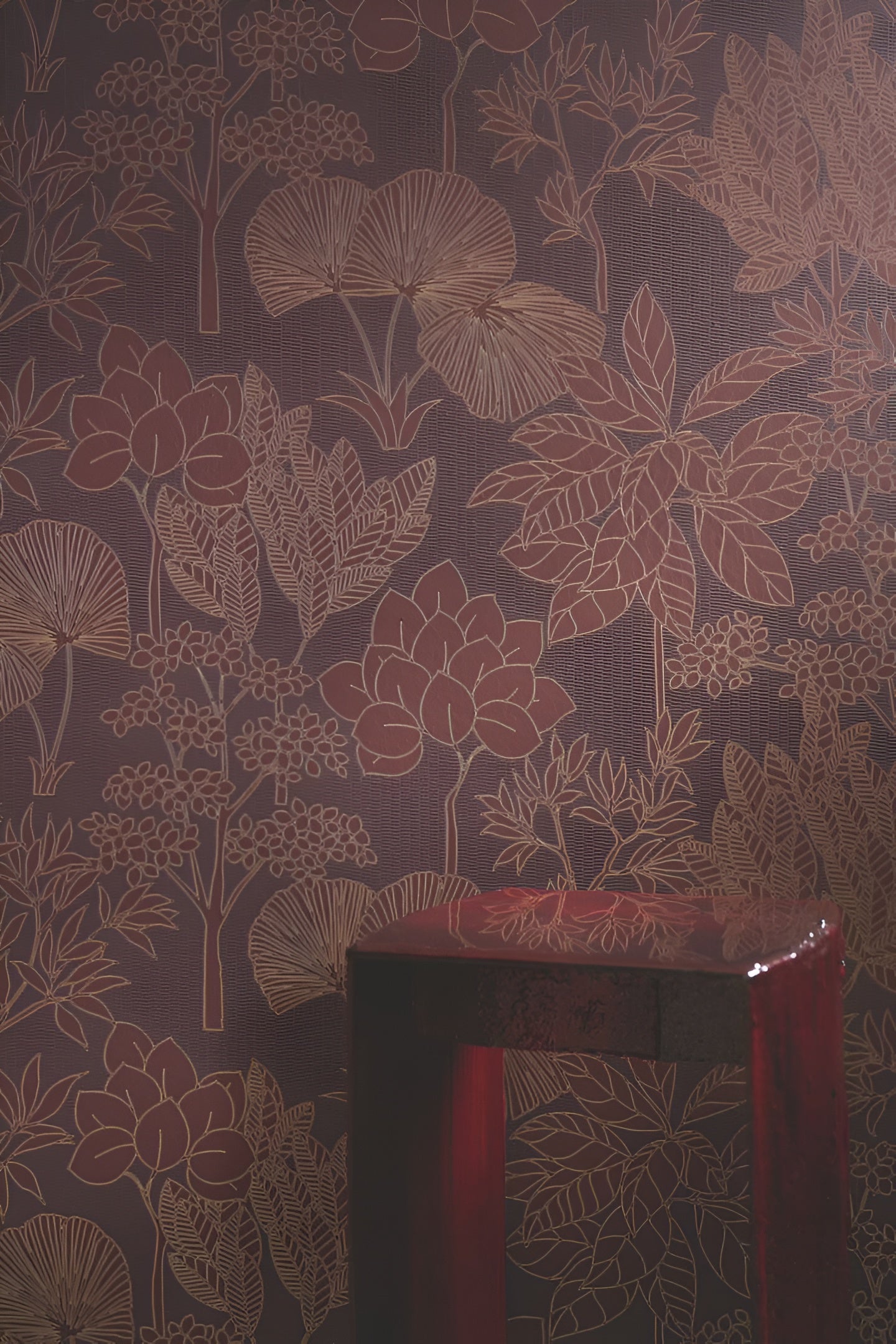 Structural wallpaper with a floral pattern of leaves and flowers INARA - ORANGE BRÛLÉ orange