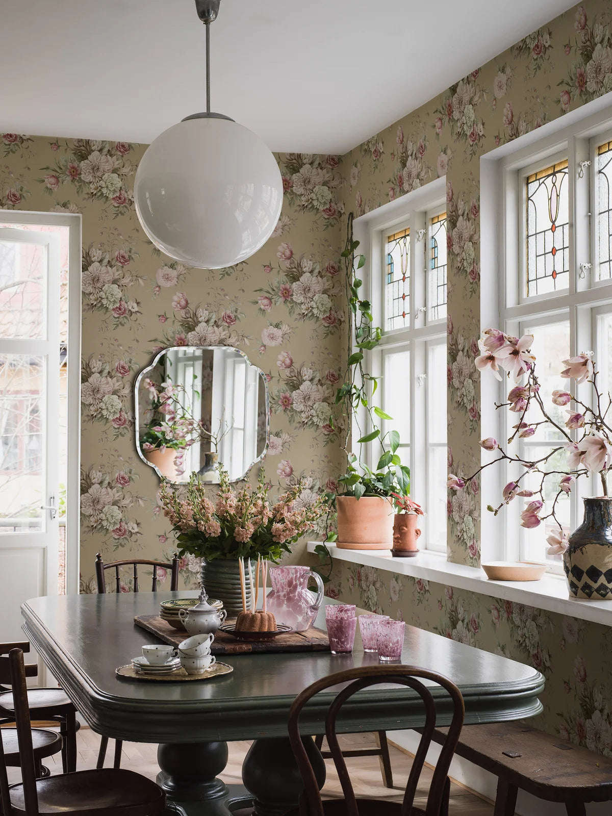 Papírová flizelinová tapeta s rostlinným vzorem FLORAL CHARM tmavě béžová s růžovou a bílou