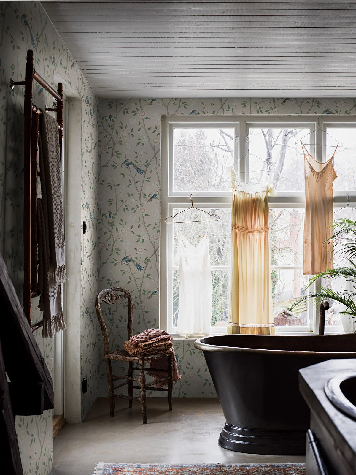 Papírová flizelinová tapeta s rostlinným vzorem RÁJOVÉ PTÁKY béžová se zelenou a růžovou