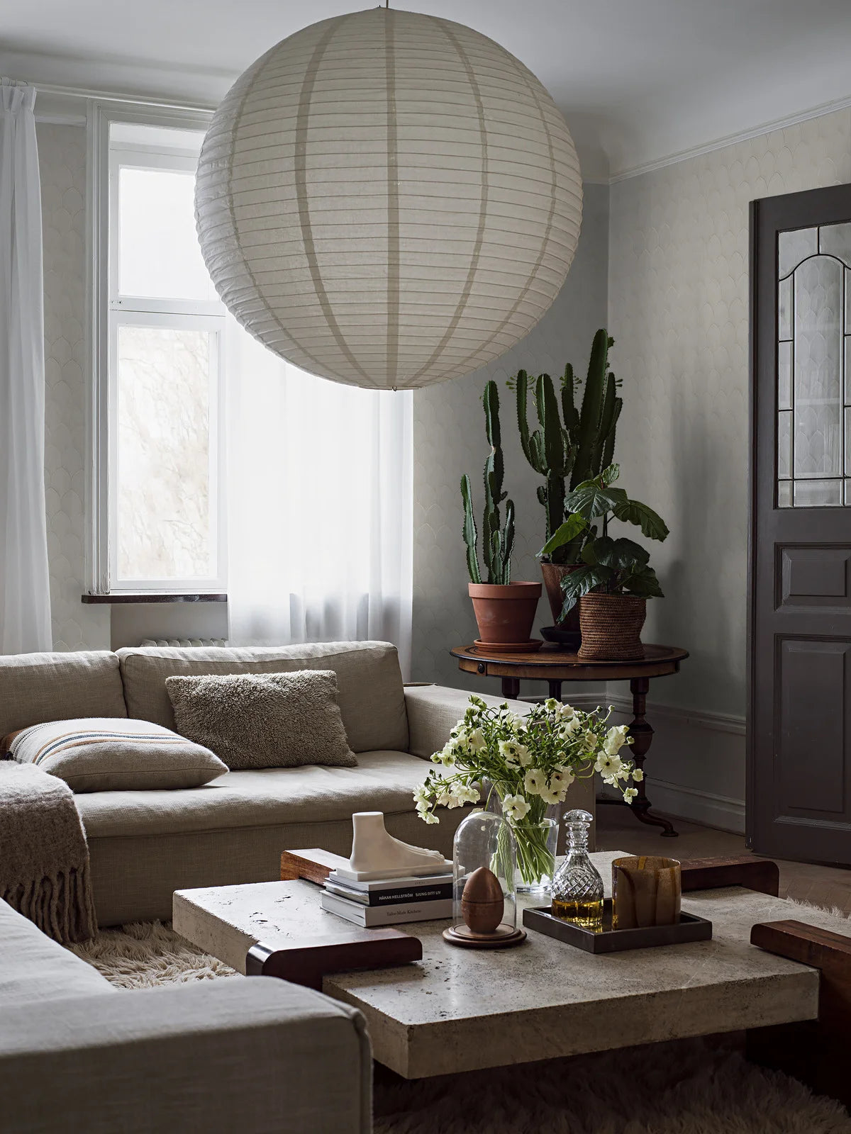 Tapeta s geometrickým vzorem oblouků ZLATÉ OBLOUKY zlomená bílá