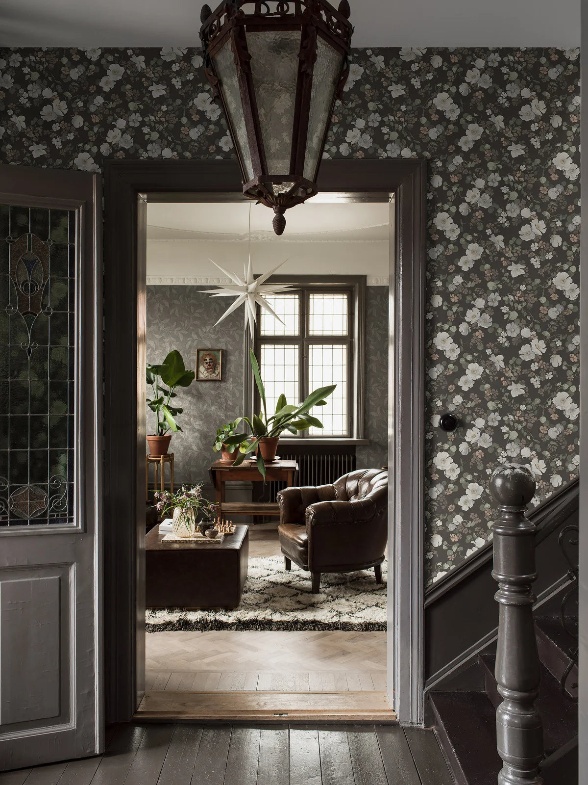 Papírová flizelinová tapeta s rostlinným vzorem OKOUZLUJÍCÍ KVĚT hnědá s bílou