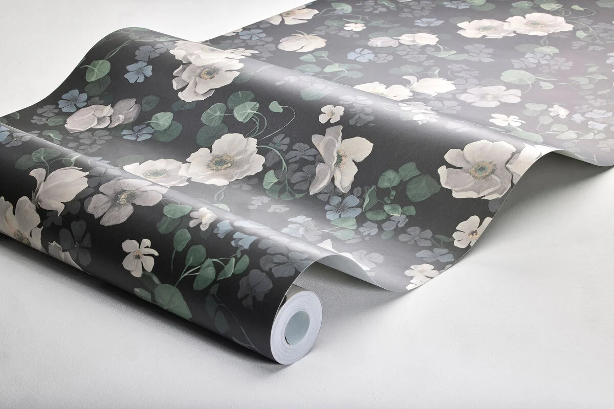Tapeta flizelinowa papierowa z roślinnym wzorem ENCHANTING FLOWER ciemnoszary z białym na ścianę – Boråstapeter