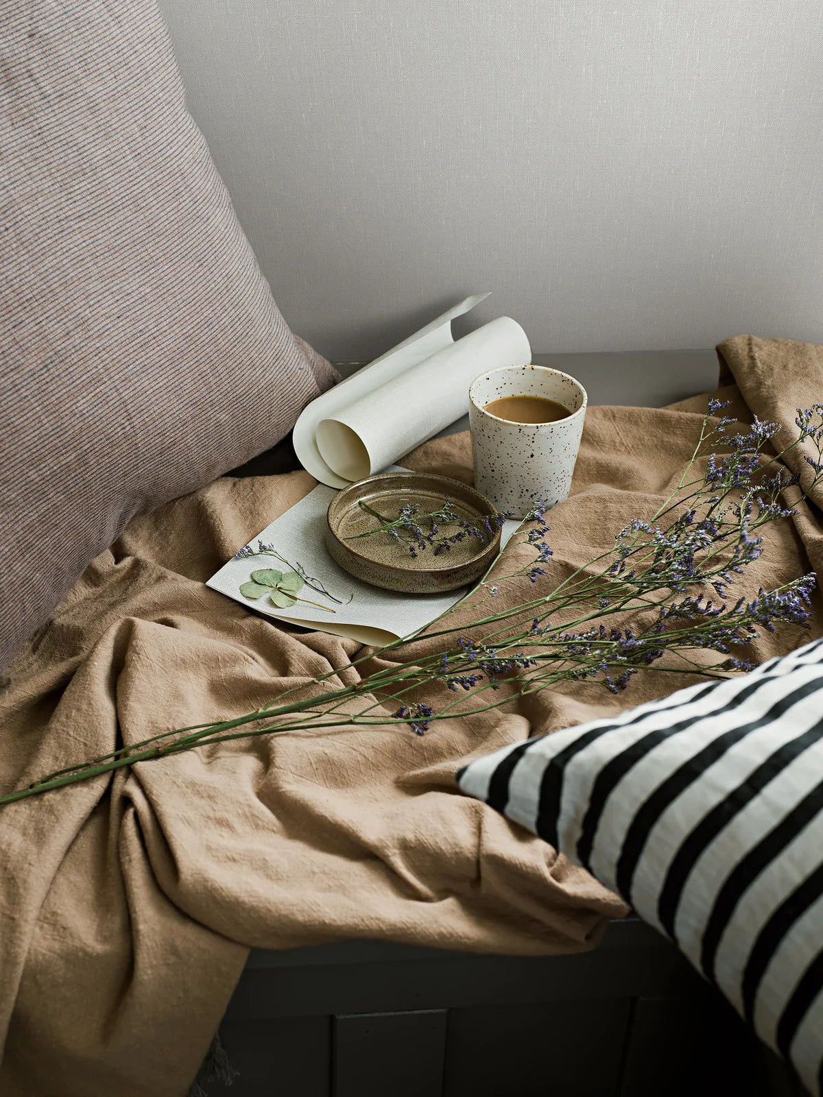 Tapeta se strukturou napodobující len LINEN - ŠVÉDSKÁ ŠEDÁ